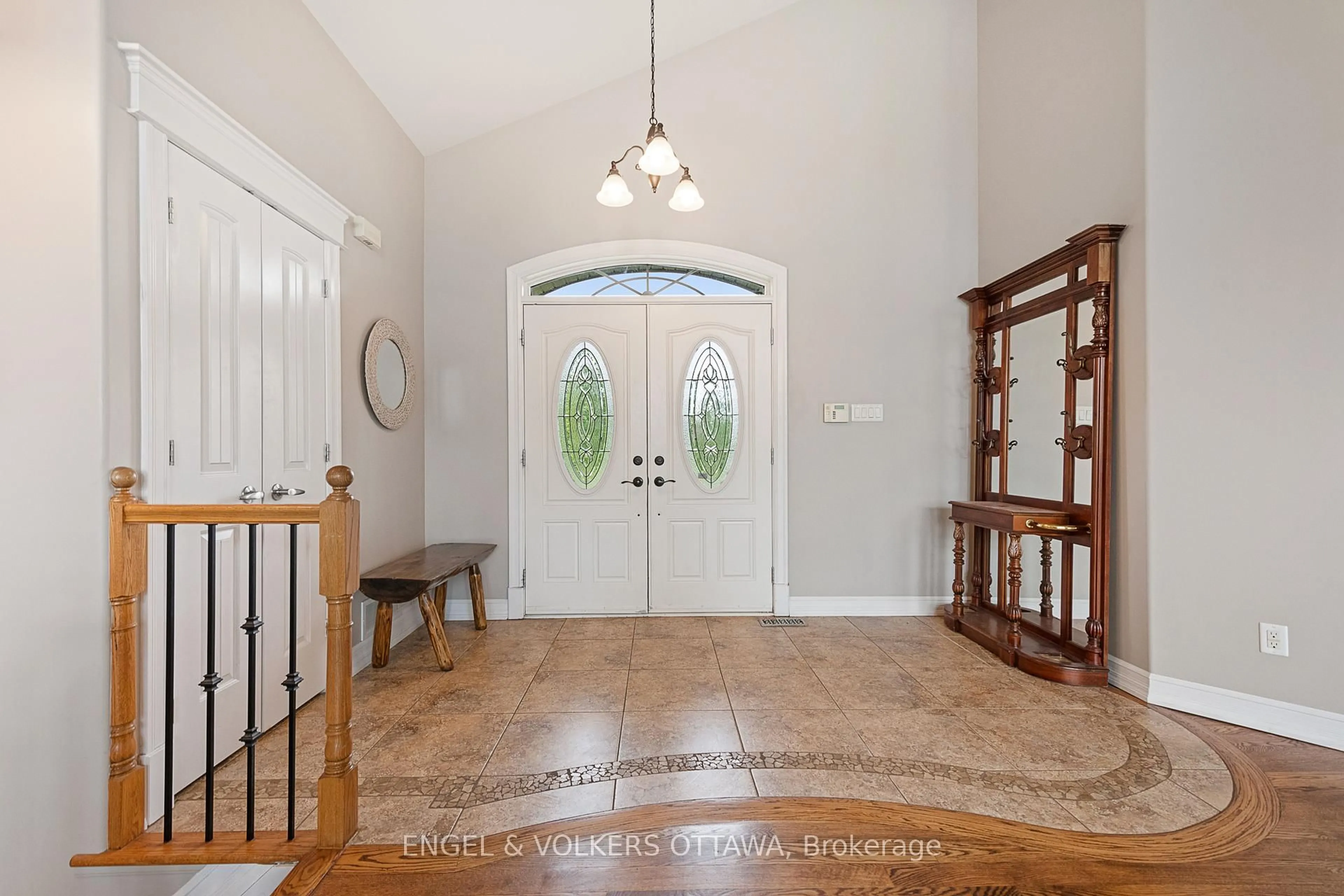 Indoor entryway for 1468 Sandy Beach Crt, Ottawa Ontario K4P 0C2