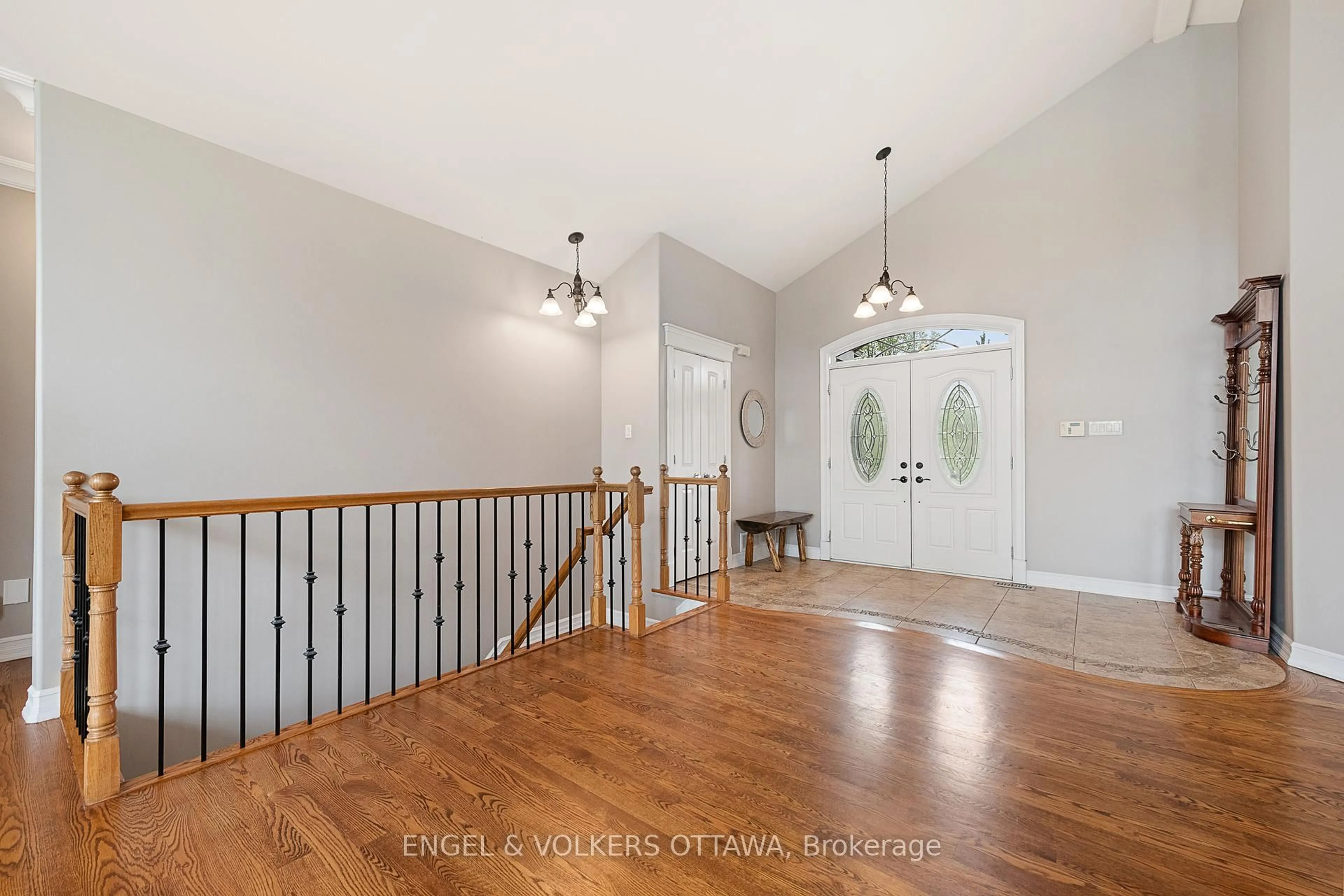 Indoor entryway for 1468 Sandy Beach Crt, Ottawa Ontario K4P 0C2