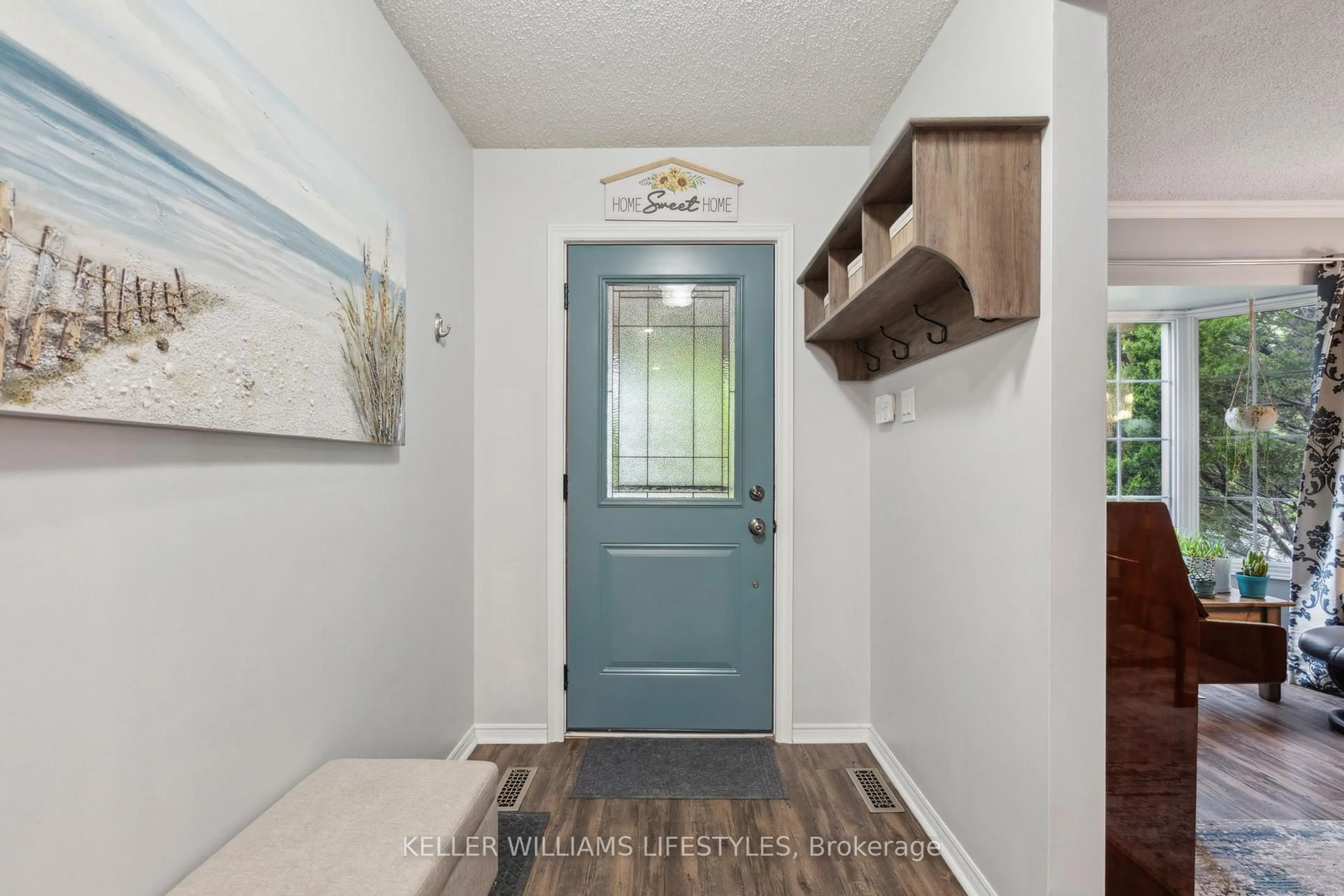 Indoor entryway for 1038 SHERBOURNE Rd, London North Ontario N6G 4C8