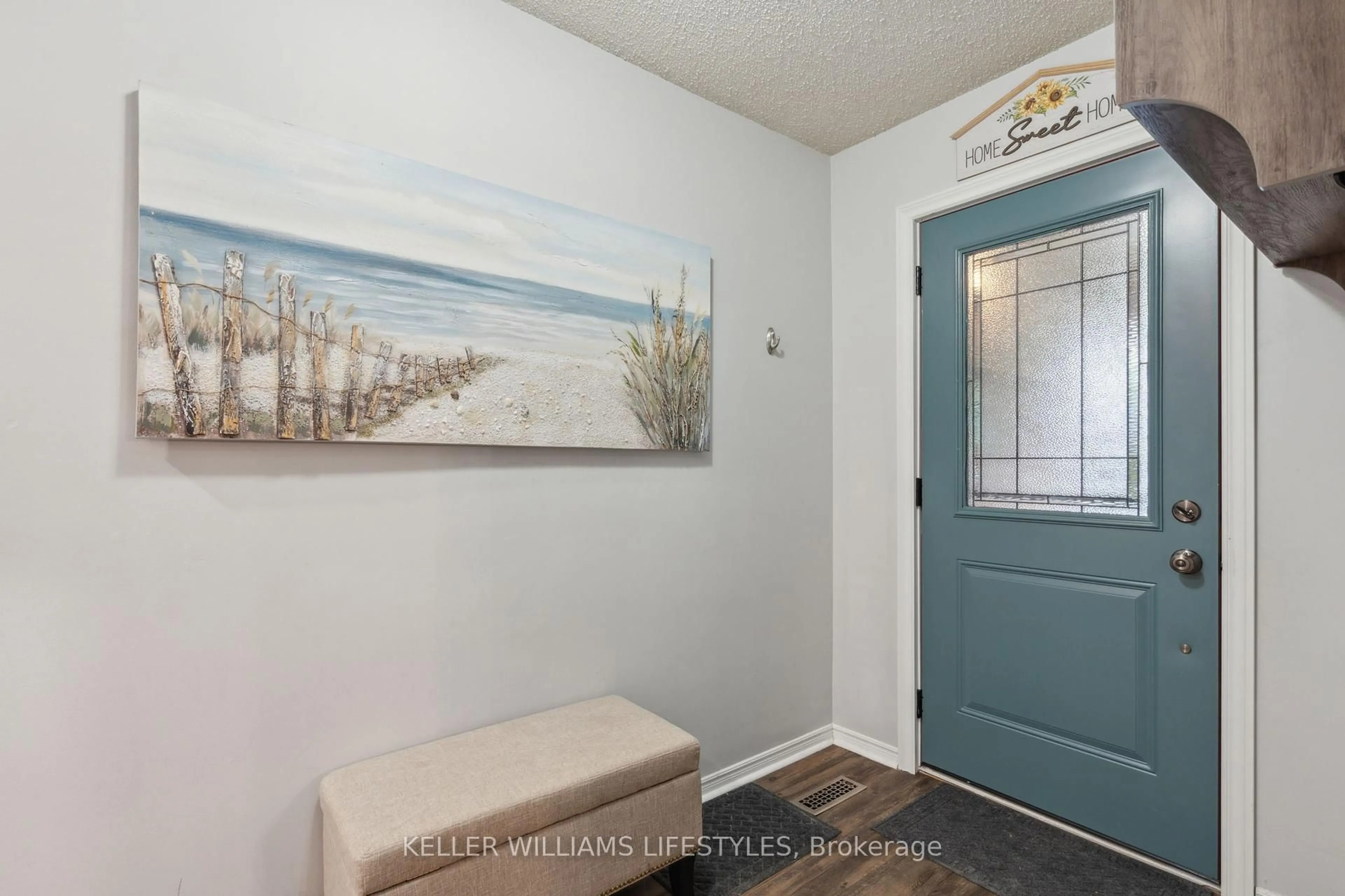 Indoor entryway for 1038 SHERBOURNE Rd, London North Ontario N6G 4C8