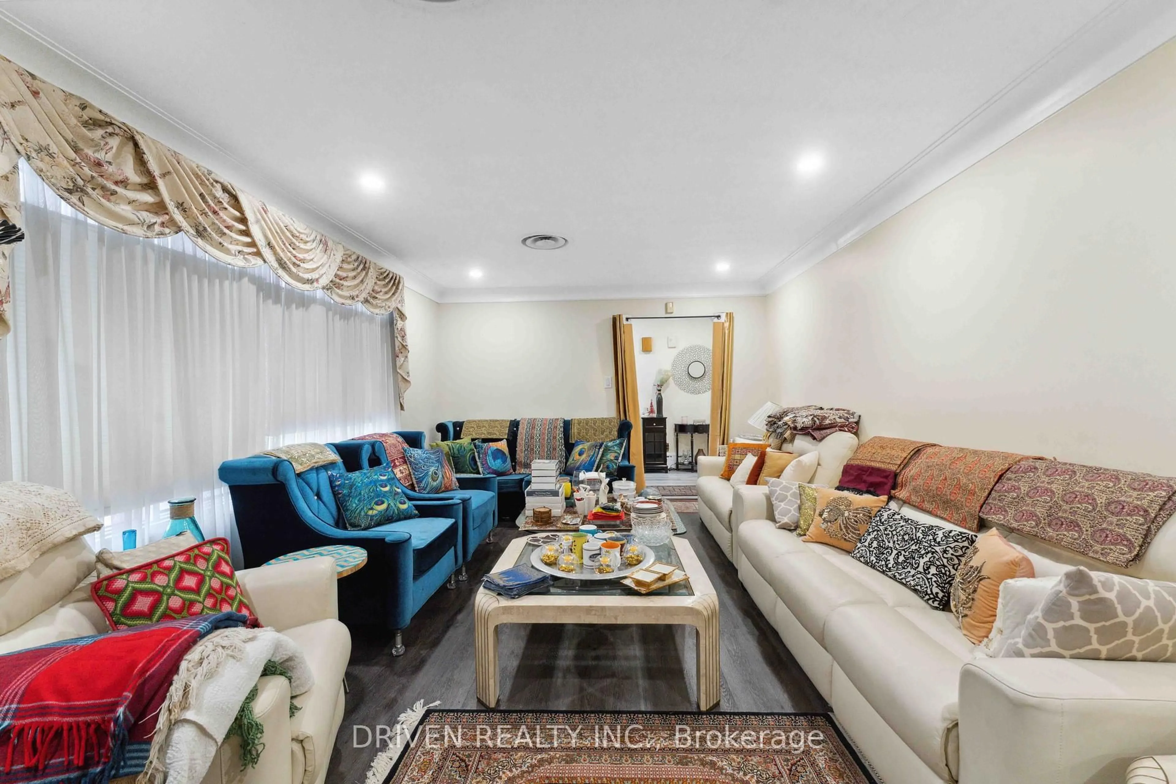 Living room with furniture, unknown for 1266 Walkley Rd, Ottawa Ontario K1V 6P7
