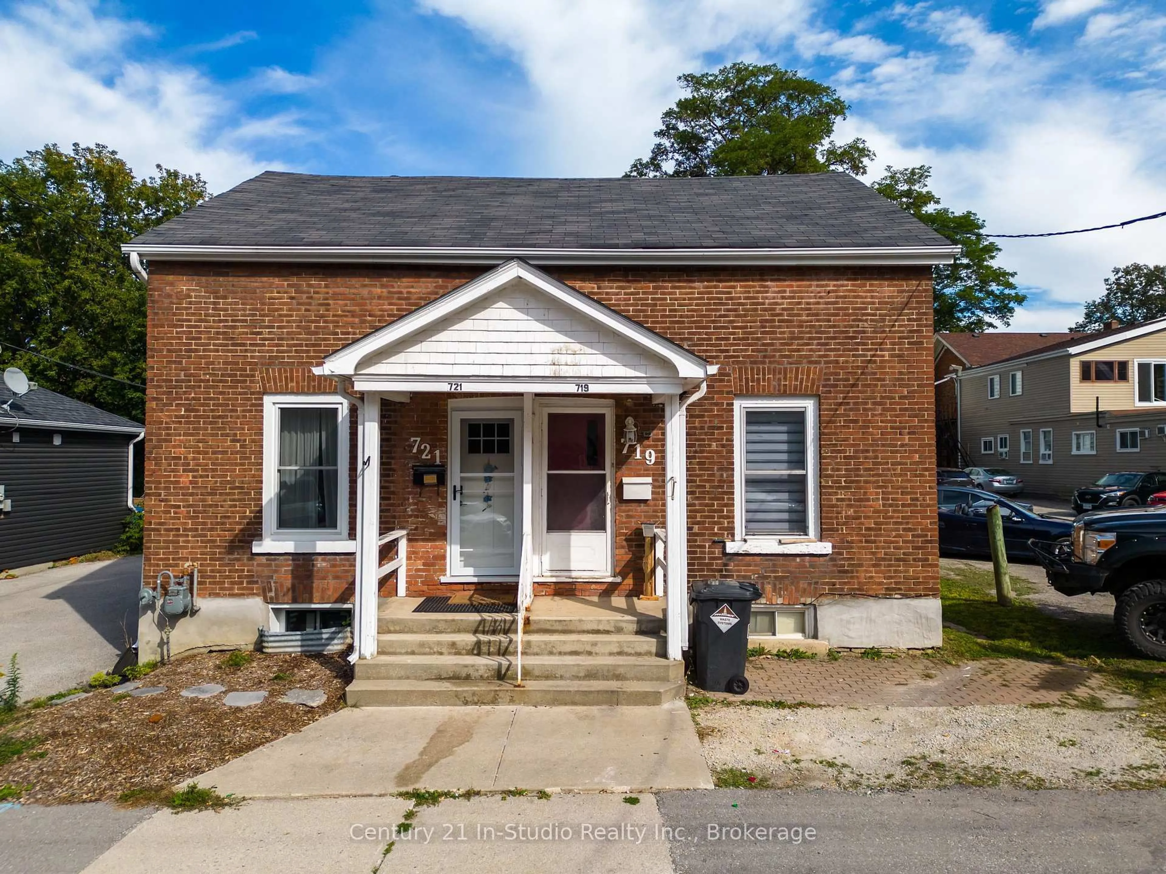 Home with brick exterior material, street for 719 1st Ave, Owen Sound Ontario N4K 2C6