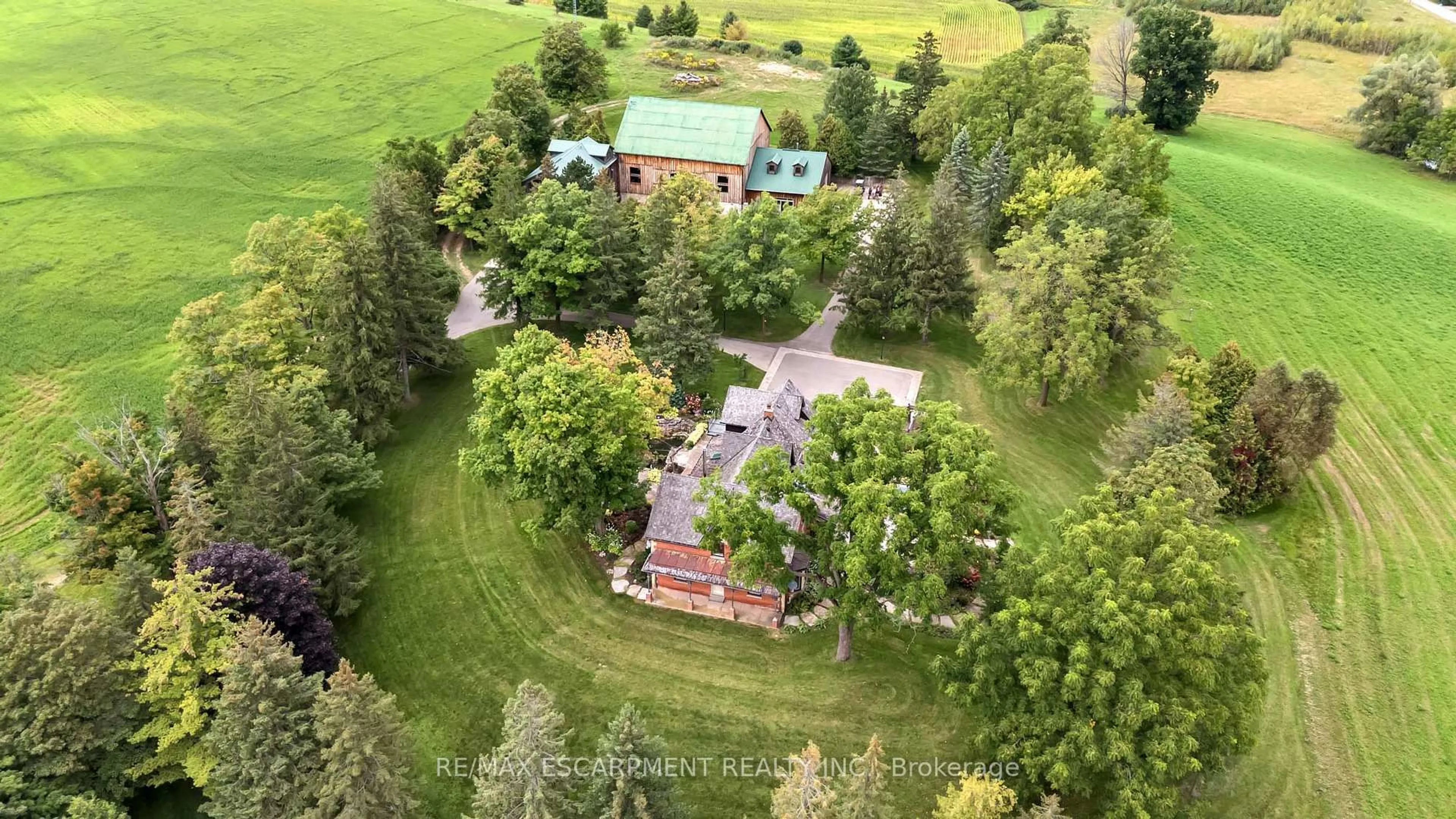 A pic from outside/outdoor area/front of a property/back of a property/a pic from drone, unknown for 1399 Safari Rd, Hamilton Ontario L8B 1S6