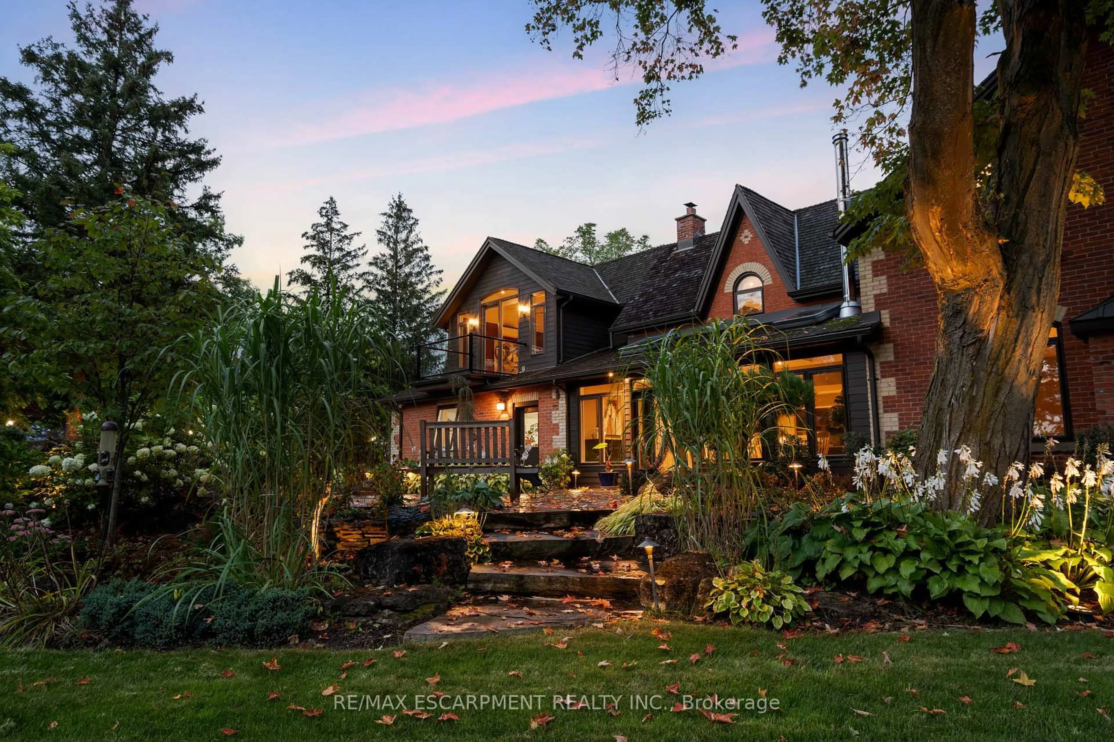 Home with brick exterior material, mountain view for 1399 Safari Rd, Hamilton Ontario L8B 1S6