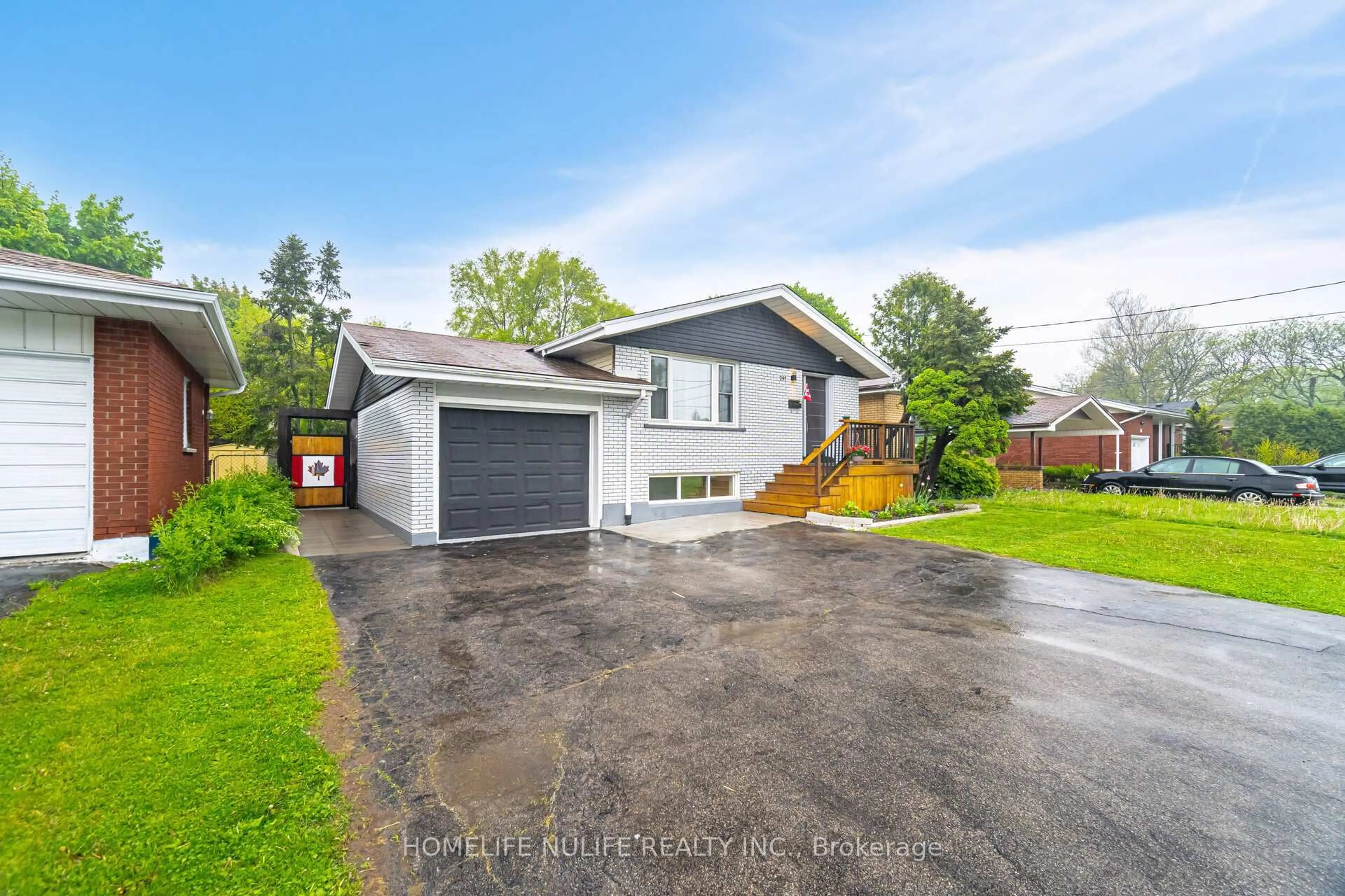 A pic from outside/outdoor area/front of a property/back of a property/a pic from drone, street for 297 Mohawk Rd, Hamilton Ontario L9C 1W2