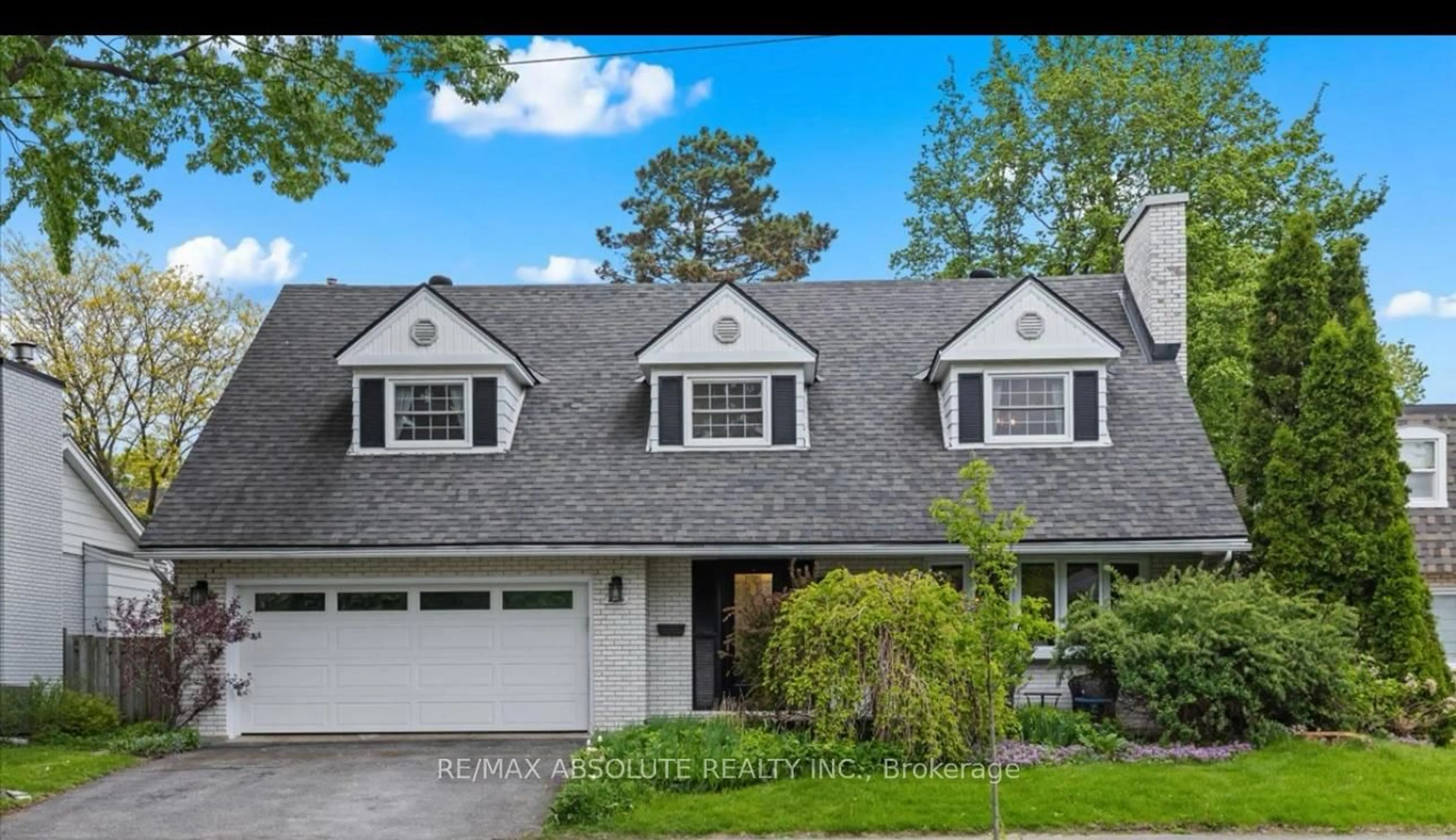Home with vinyl exterior material, street for 825 Edgeworth Ave, Ottawa Ontario K2B 7Y3