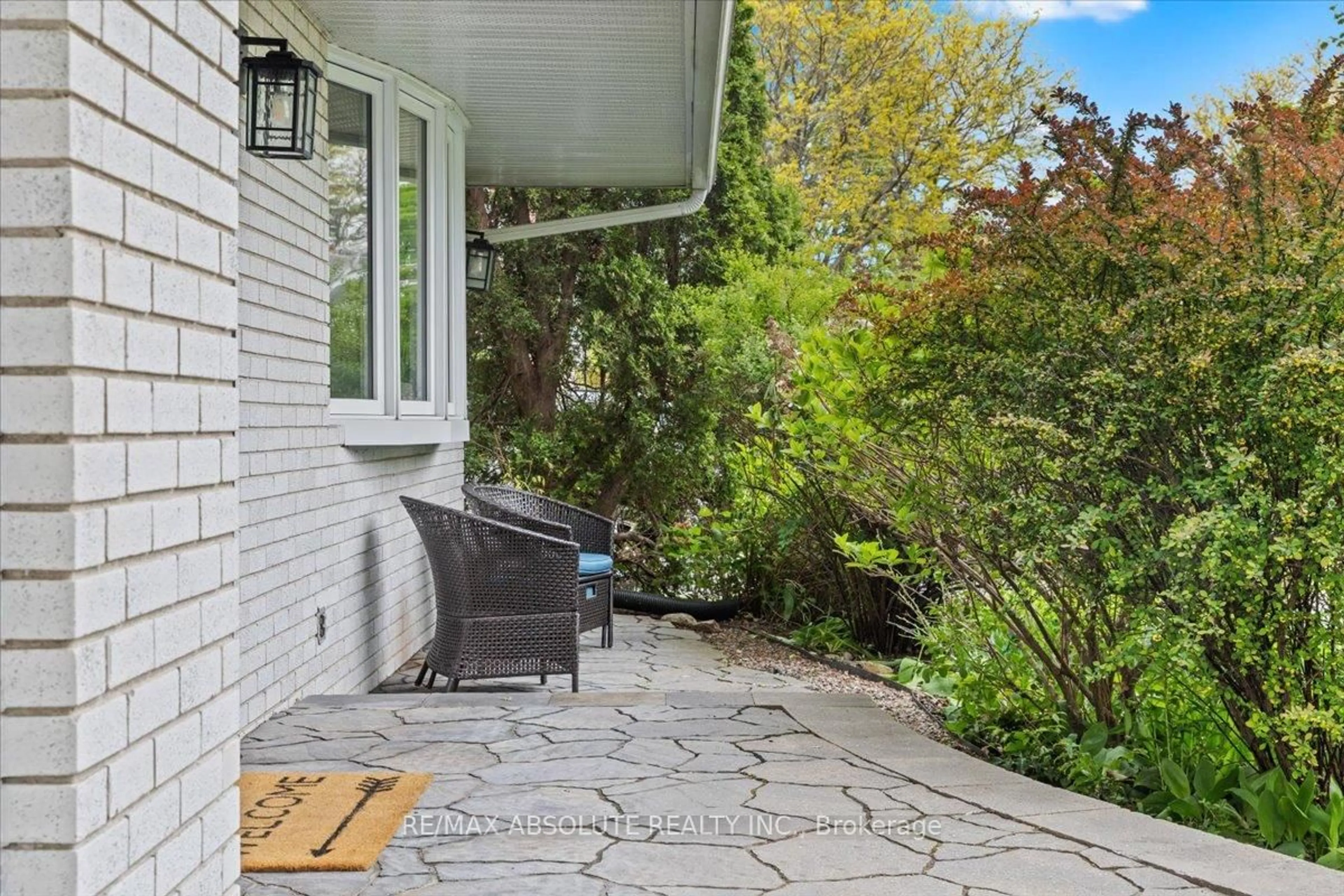 Patio, street for 825 Edgeworth Ave, Ottawa Ontario K2B 7Y3