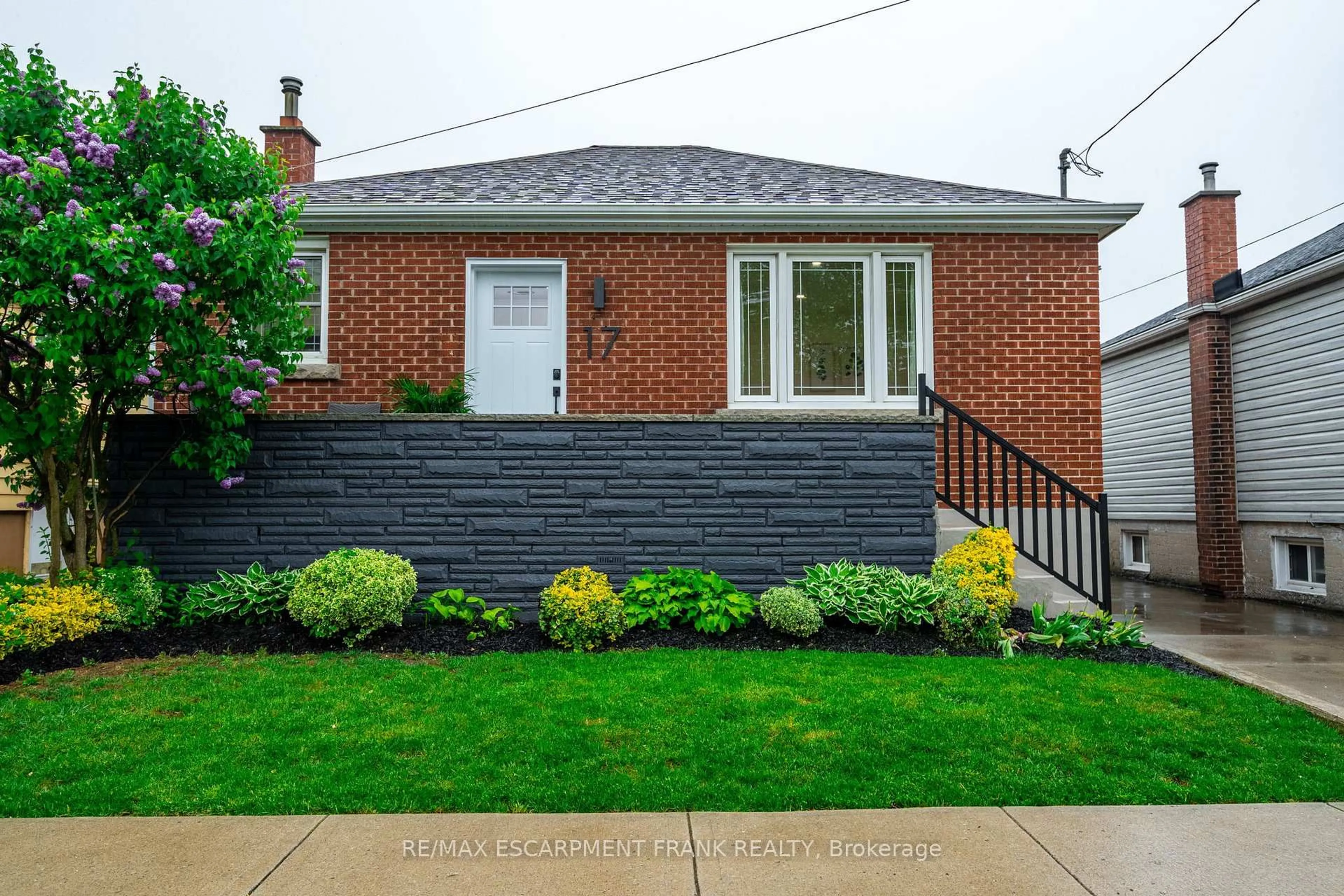 Home with brick exterior material, street for 17 East 11th St, Hamilton Ontario L9A 3T1
