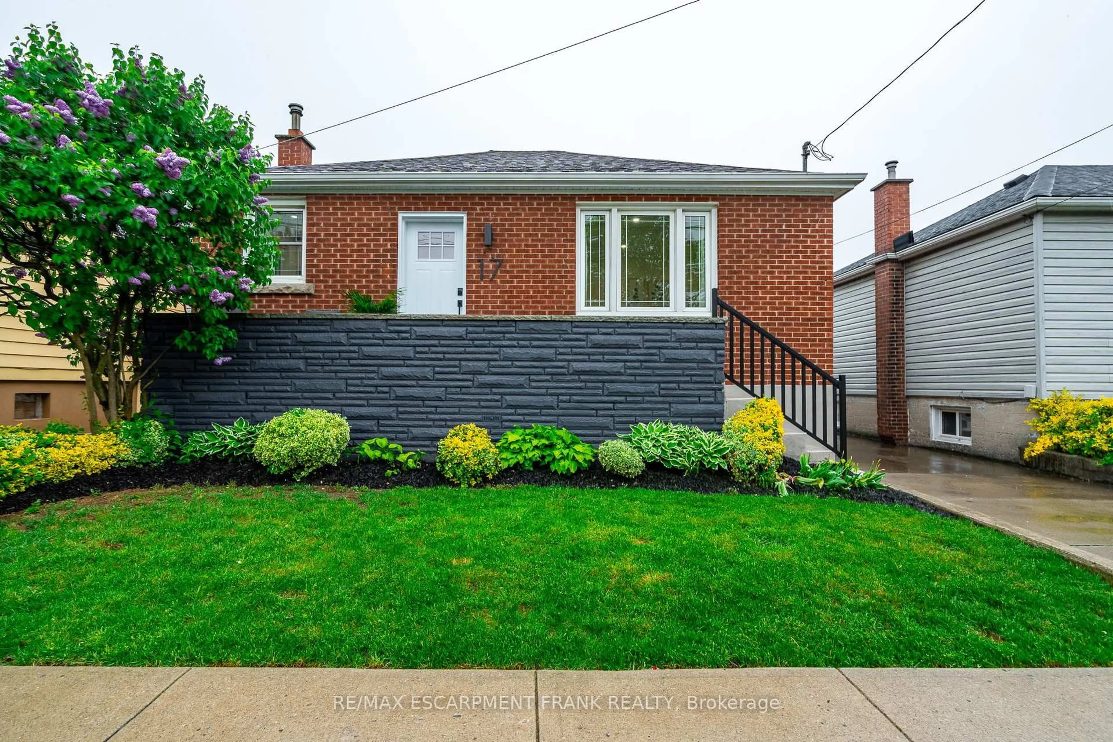 Home with brick exterior material, street for 17 East 11th St, Hamilton Ontario L9A 3T1