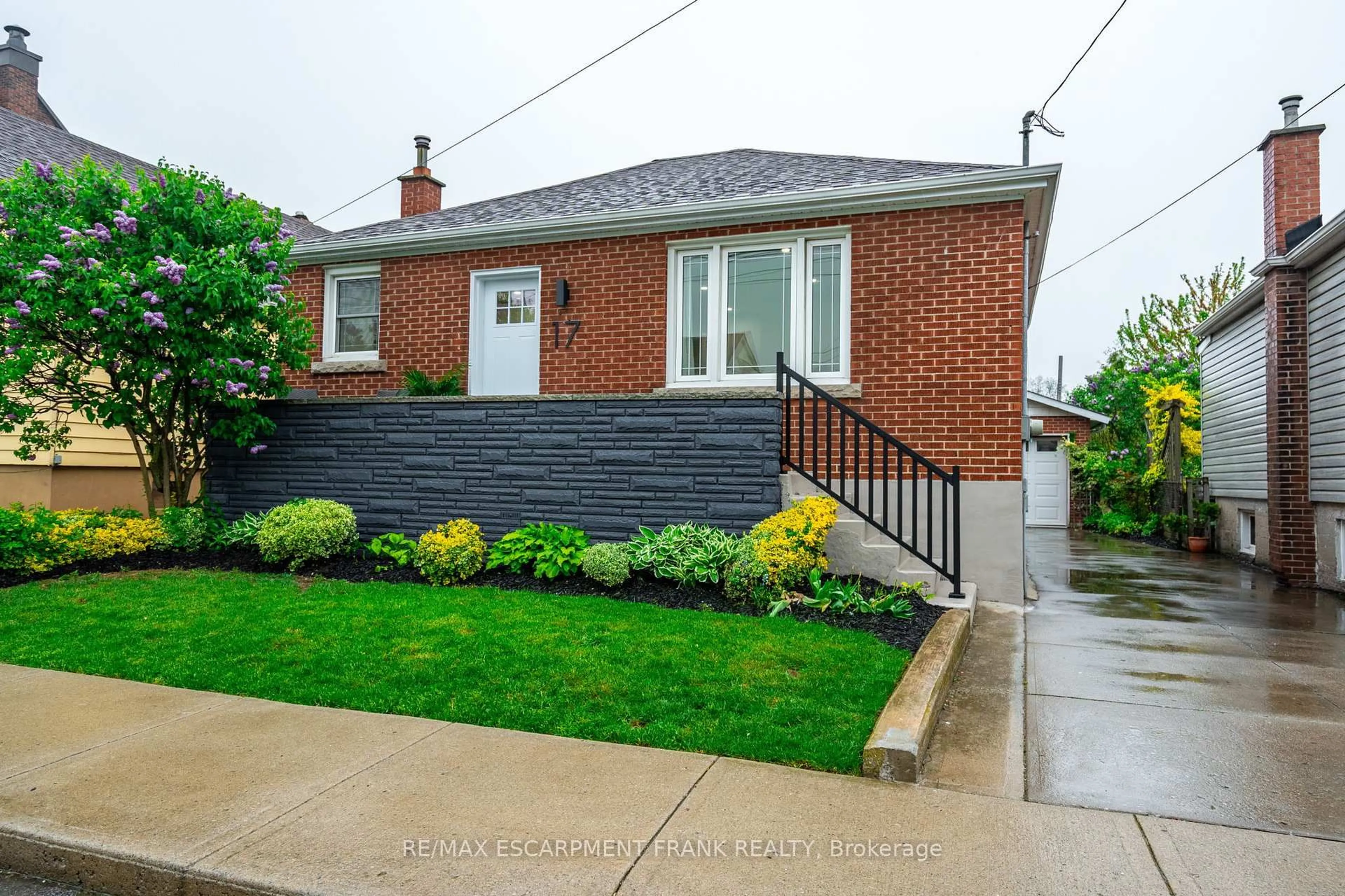 Home with brick exterior material, street for 17 East 11th St, Hamilton Ontario L9A 3T1