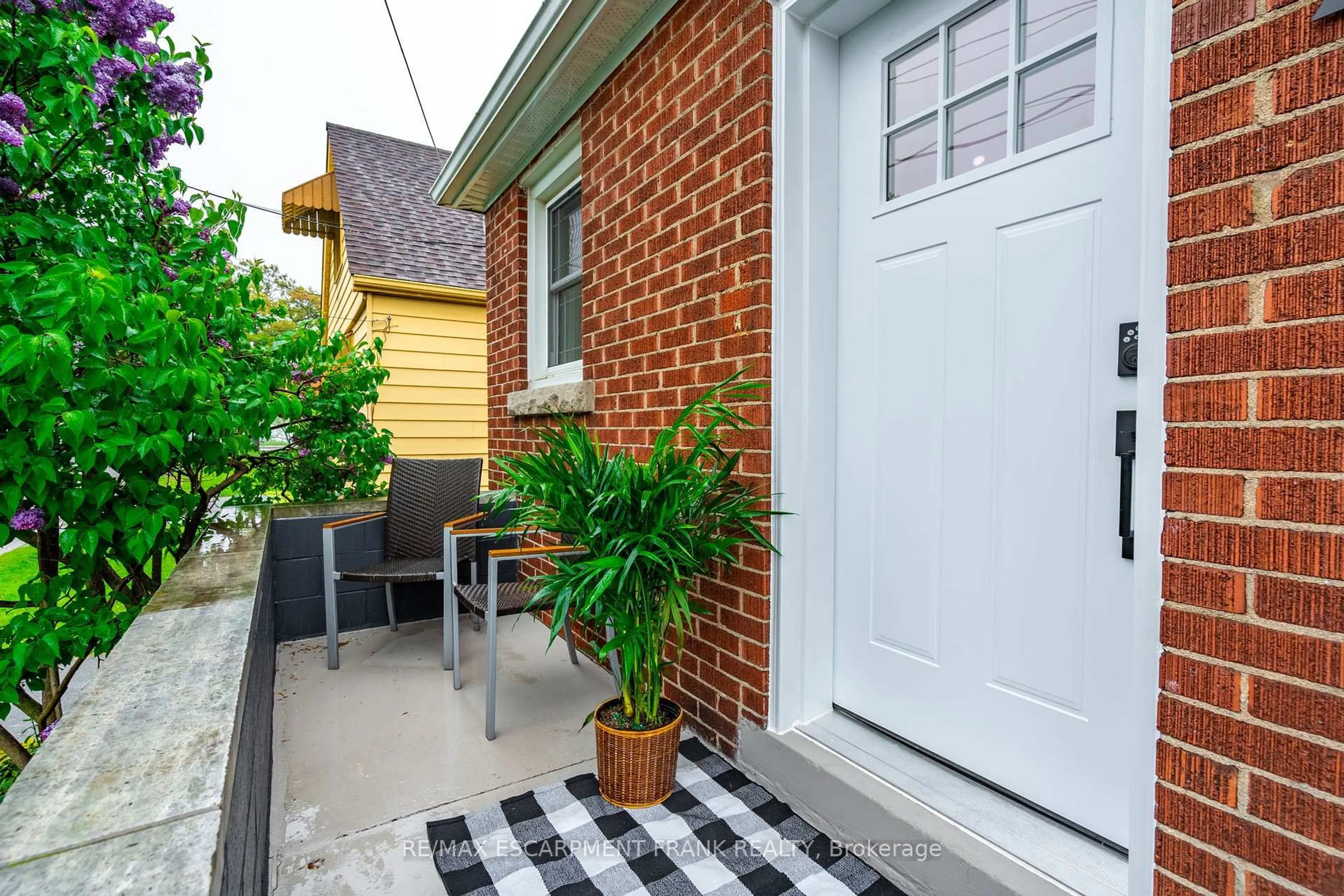 Patio, street for 17 East 11th St, Hamilton Ontario L9A 3T1