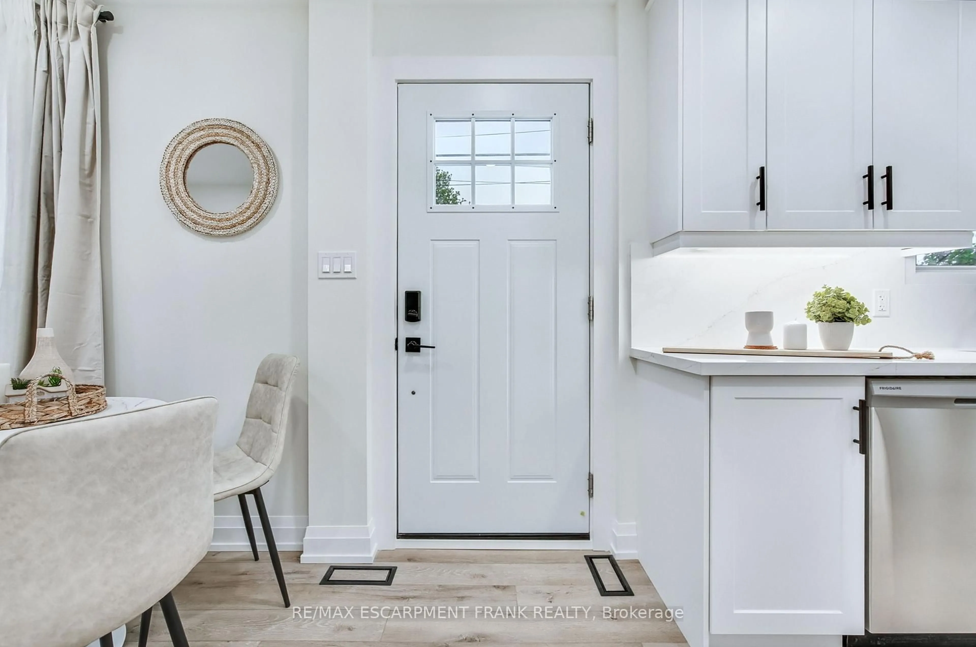Indoor entryway for 17 East 11th St, Hamilton Ontario L9A 3T1