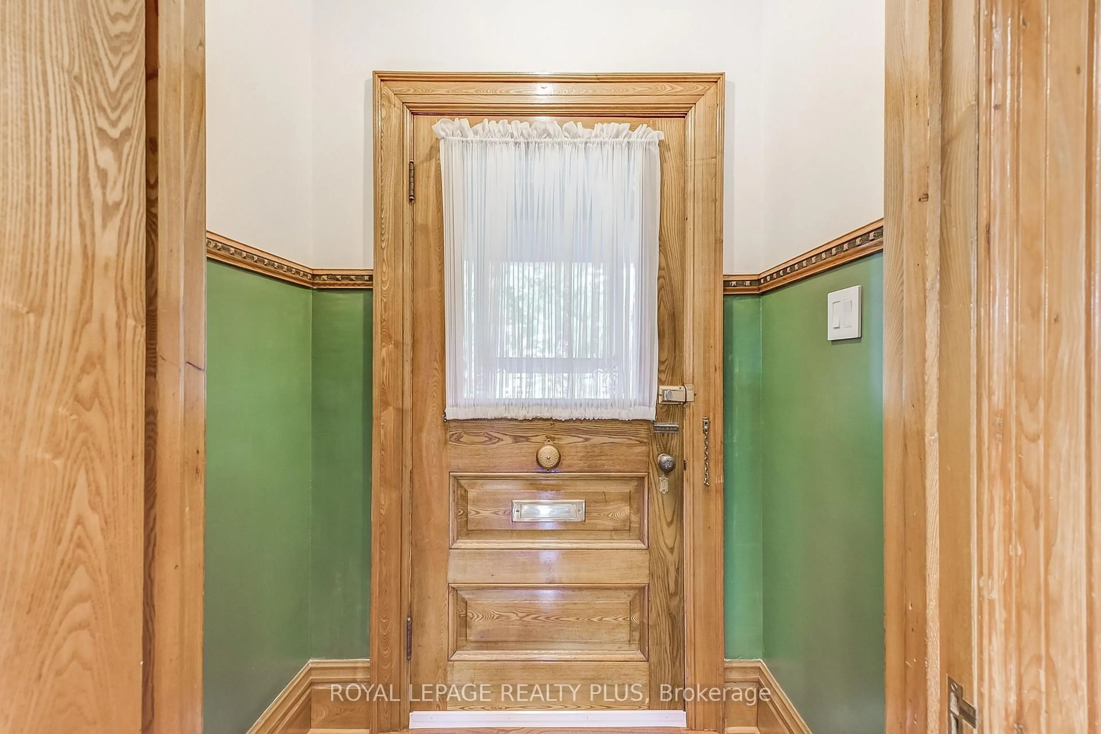 Indoor foyer for 166 William St, Brant Ontario N3T 3L3