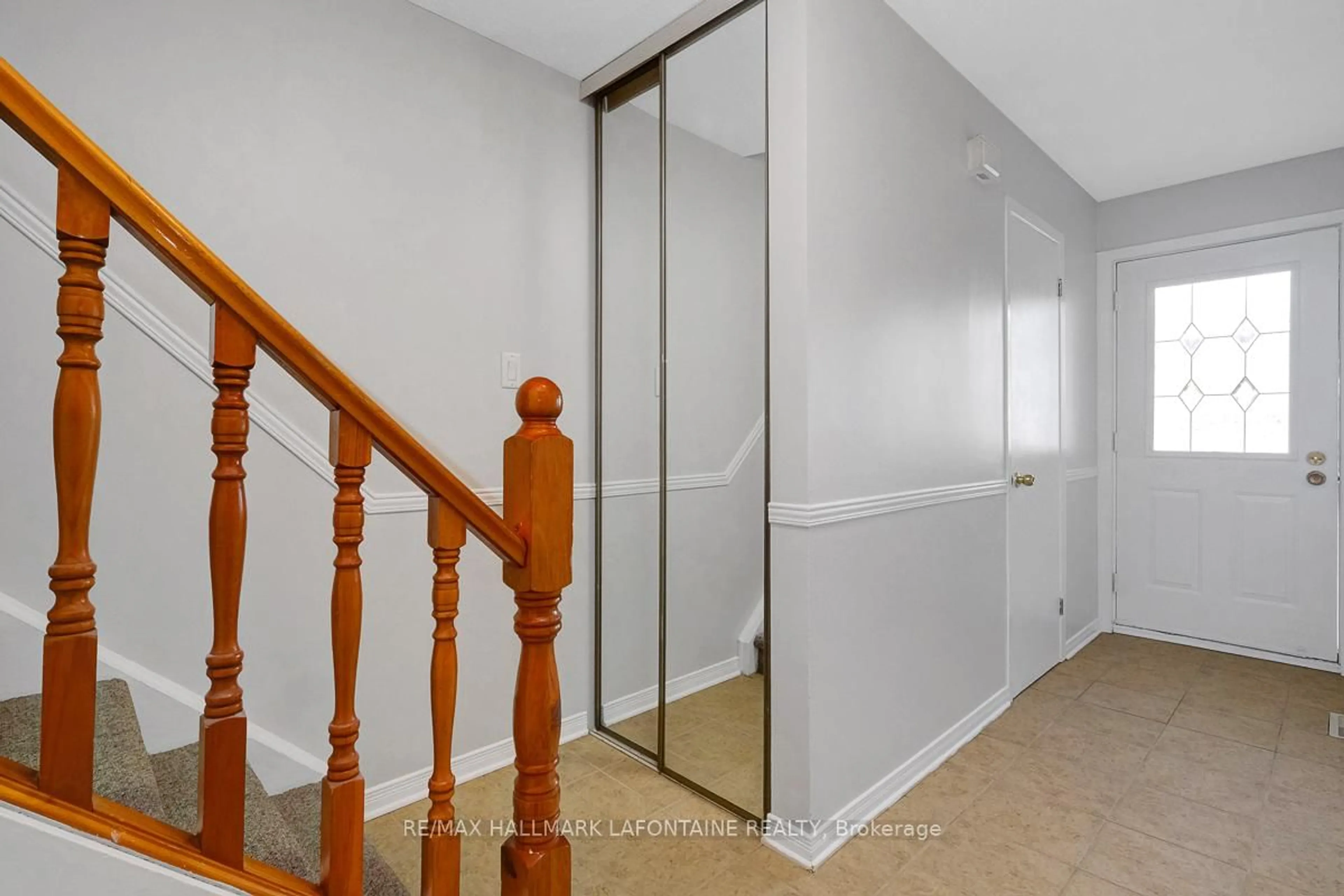Indoor foyer for 6416 Mary Jane Cres #30, Ottawa Ontario K1C 3C3