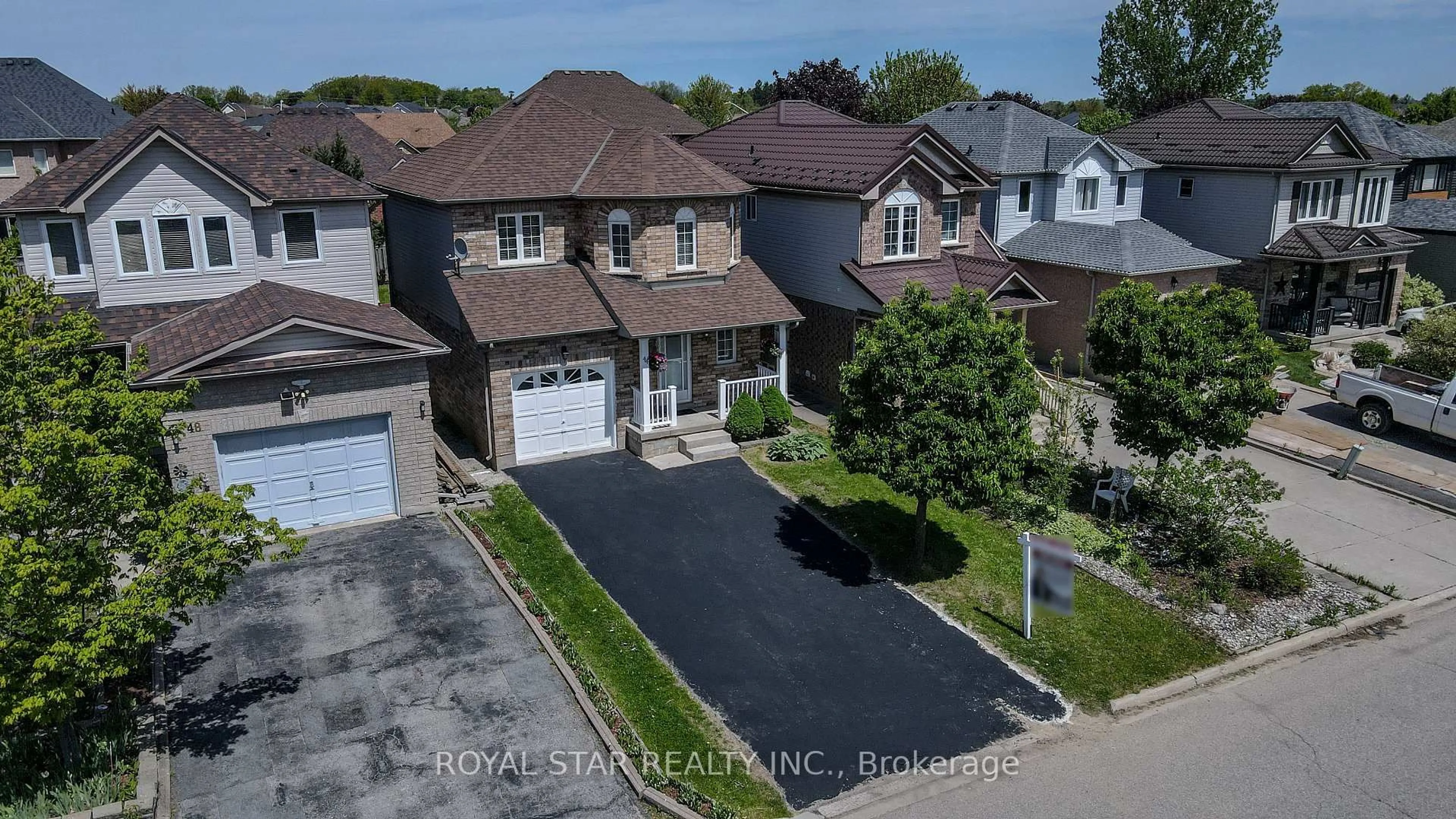 A pic from outside/outdoor area/front of a property/back of a property/a pic from drone, street for 44 Wheeler Dr, Cambridge Ontario N1P 1G4
