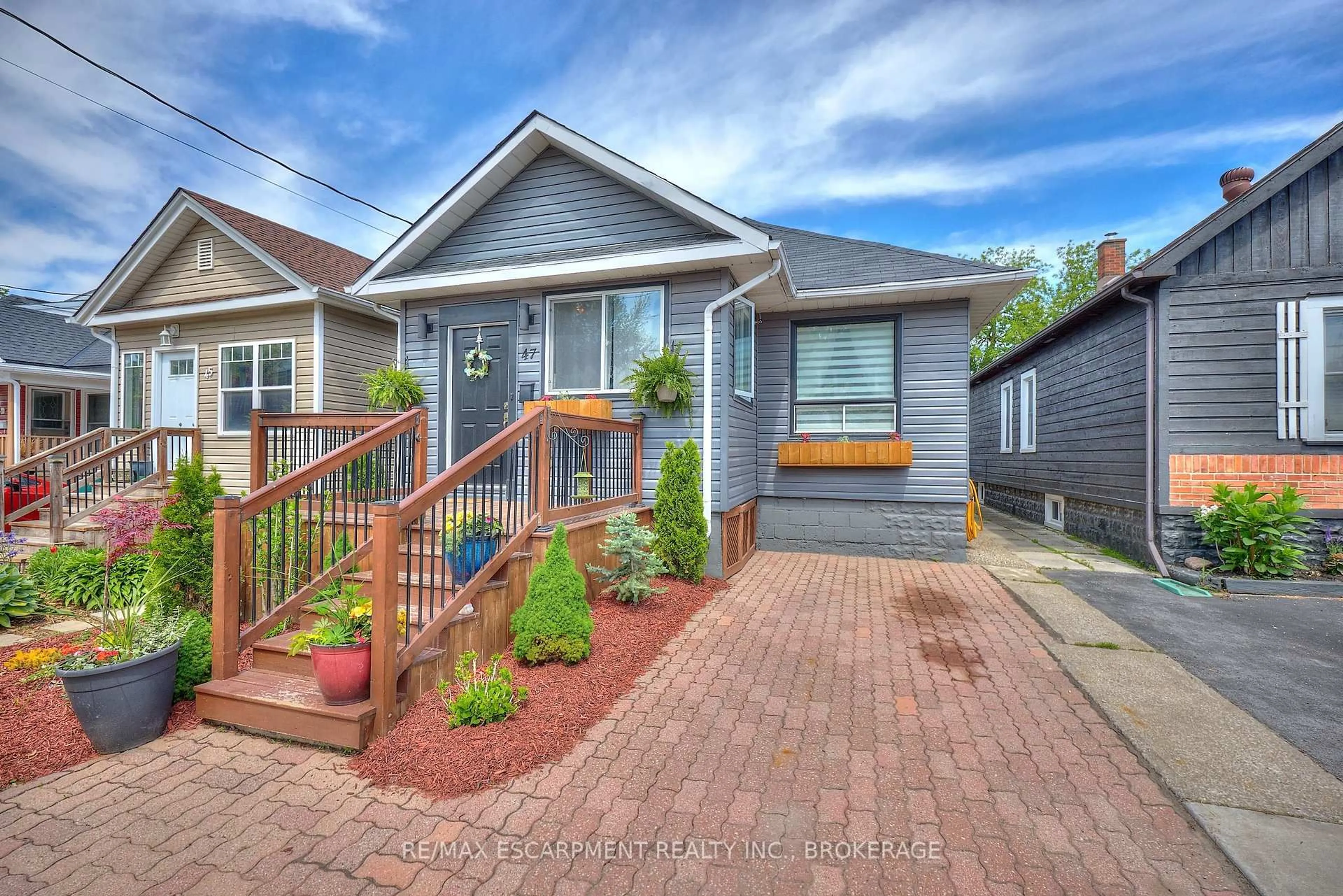 Home with brick exterior material, street for 47 Lowell Ave, St. Catharines Ontario L2R 2C9