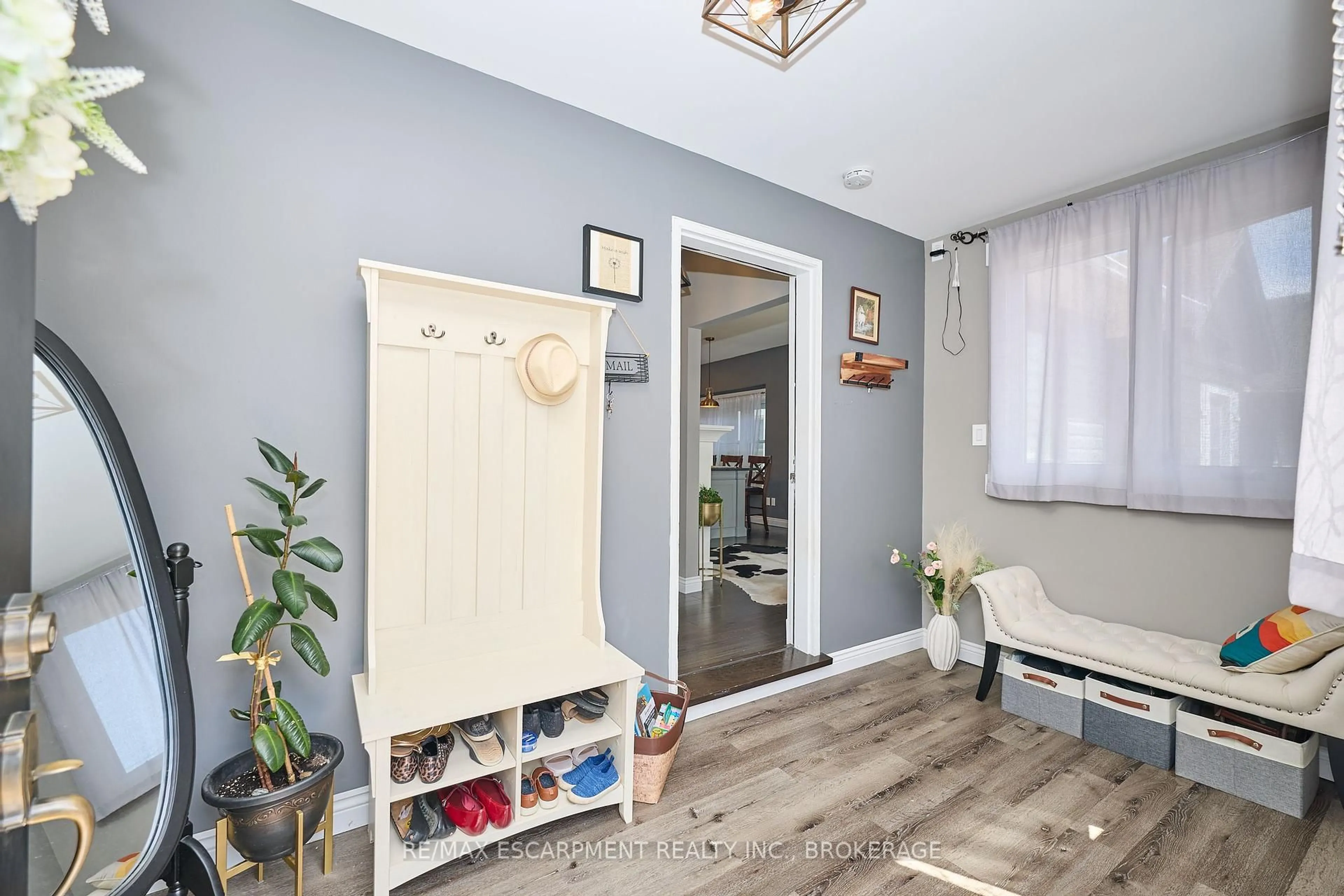 Indoor entryway for 47 Lowell Ave, St. Catharines Ontario L2R 2C9