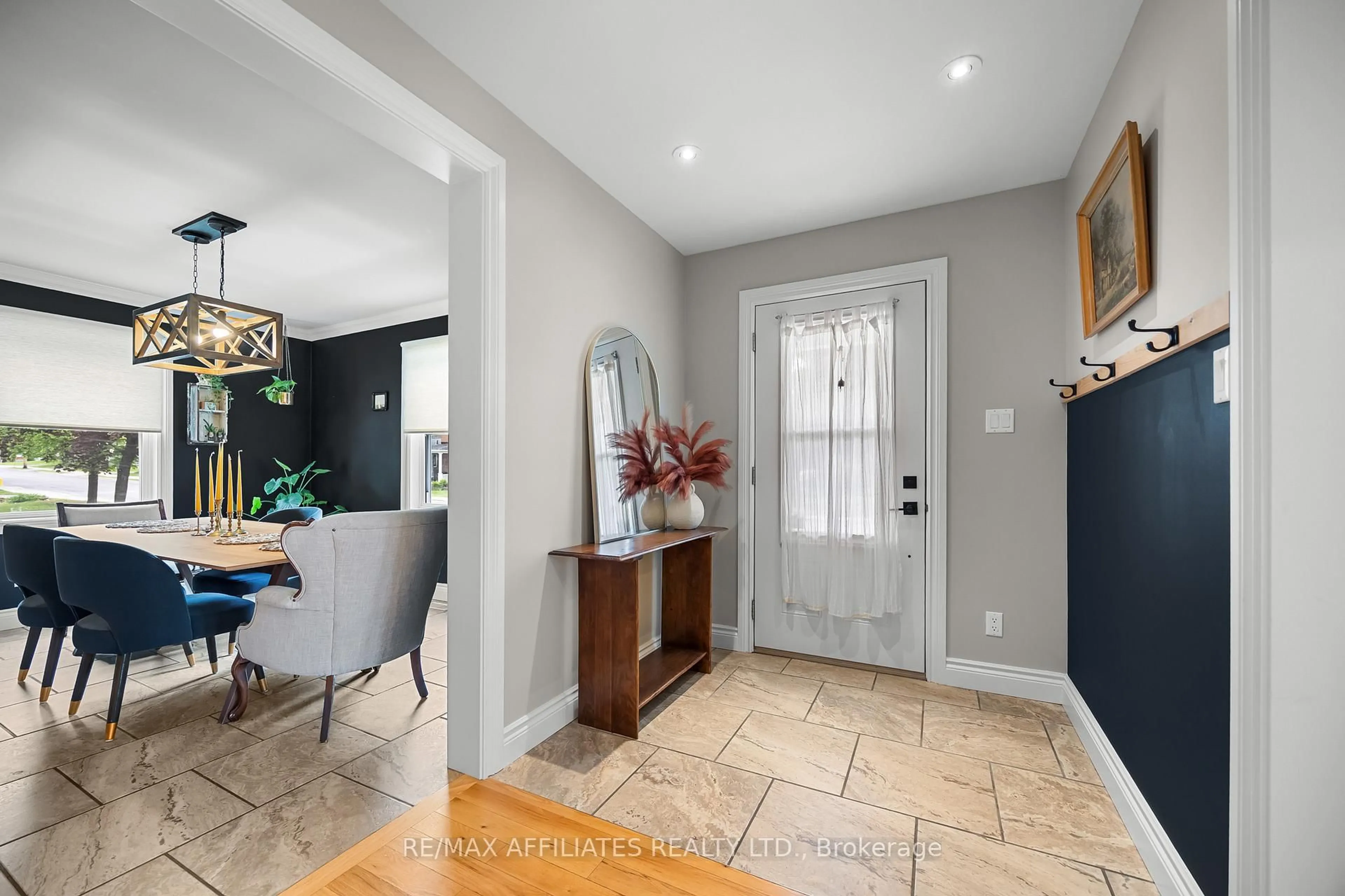 Indoor entryway for 111 Drummond St, Perth Ontario K7H 1G9