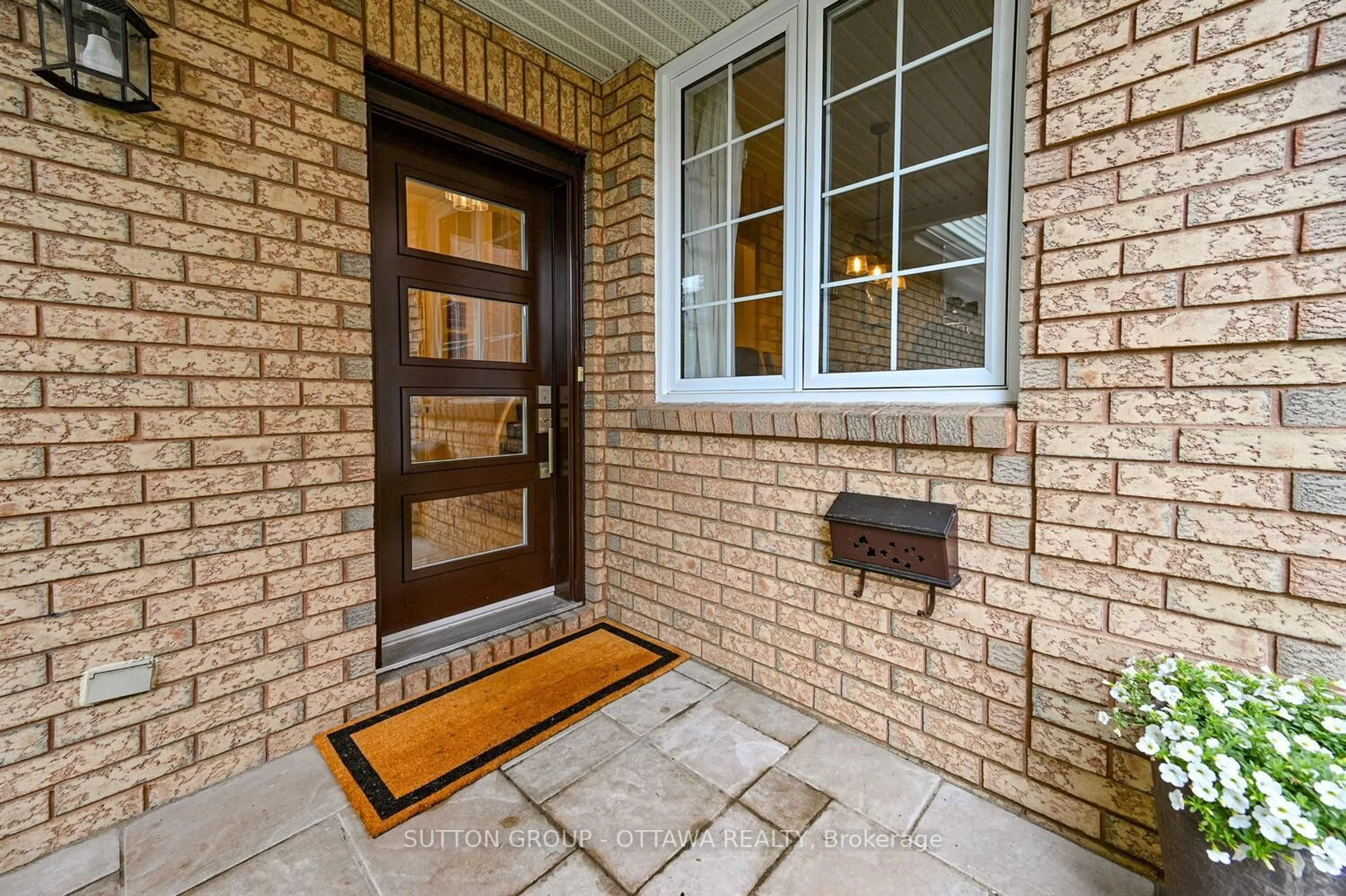 Indoor entryway for 41 Mountshannon Dr, Ottawa Ontario K2J 4B8