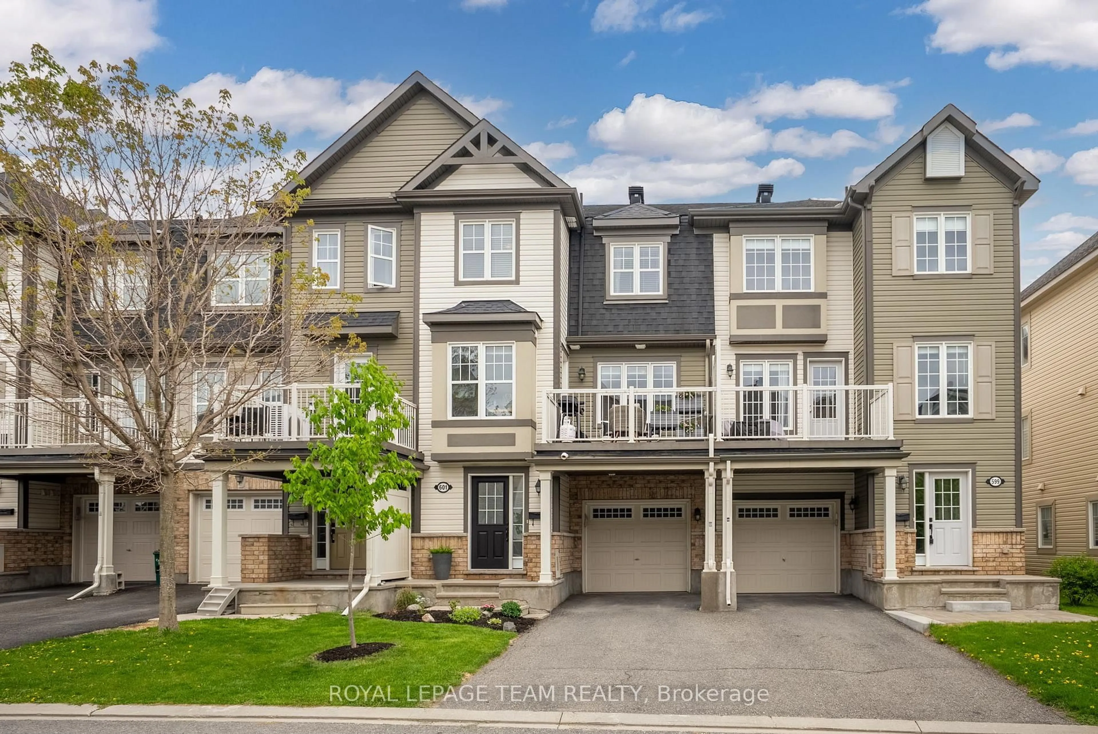 A pic from outside/outdoor area/front of a property/back of a property/a pic from drone, street for 601 Meadowcreek Circ, Ottawa Ontario K2M 0J9