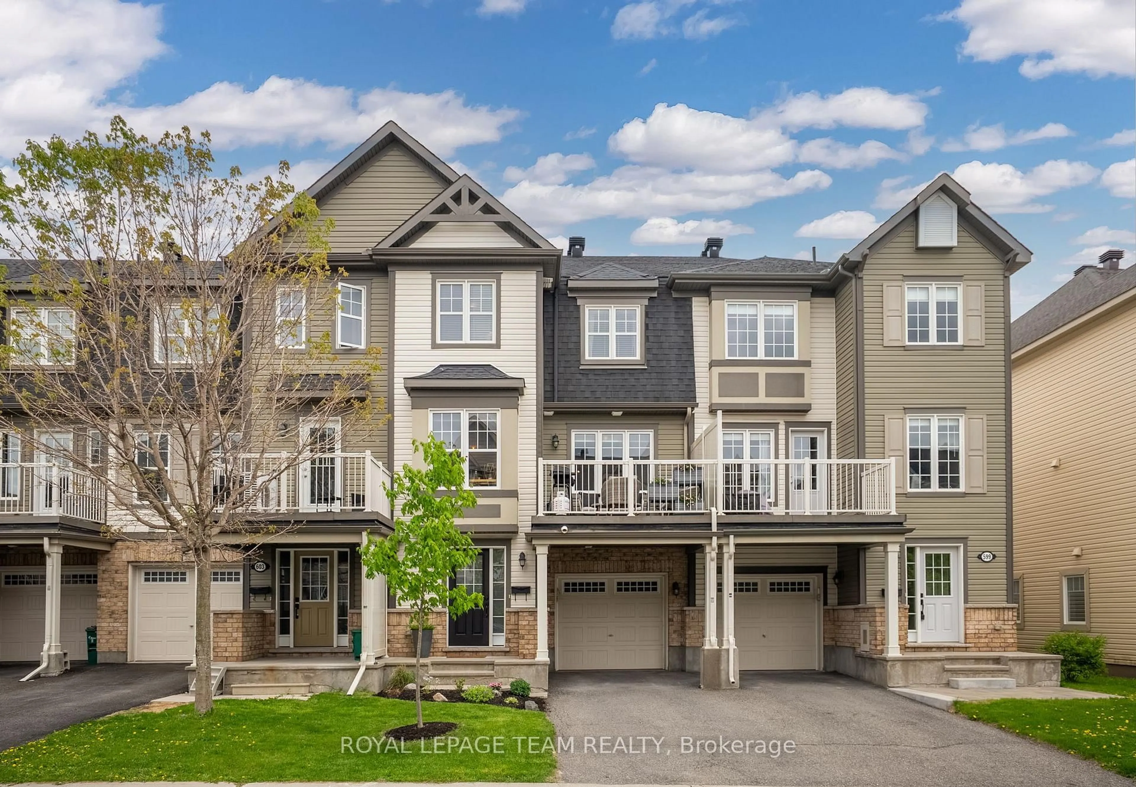 A pic from outside/outdoor area/front of a property/back of a property/a pic from drone, street for 601 Meadowcreek Circ, Ottawa Ontario K2M 0J9