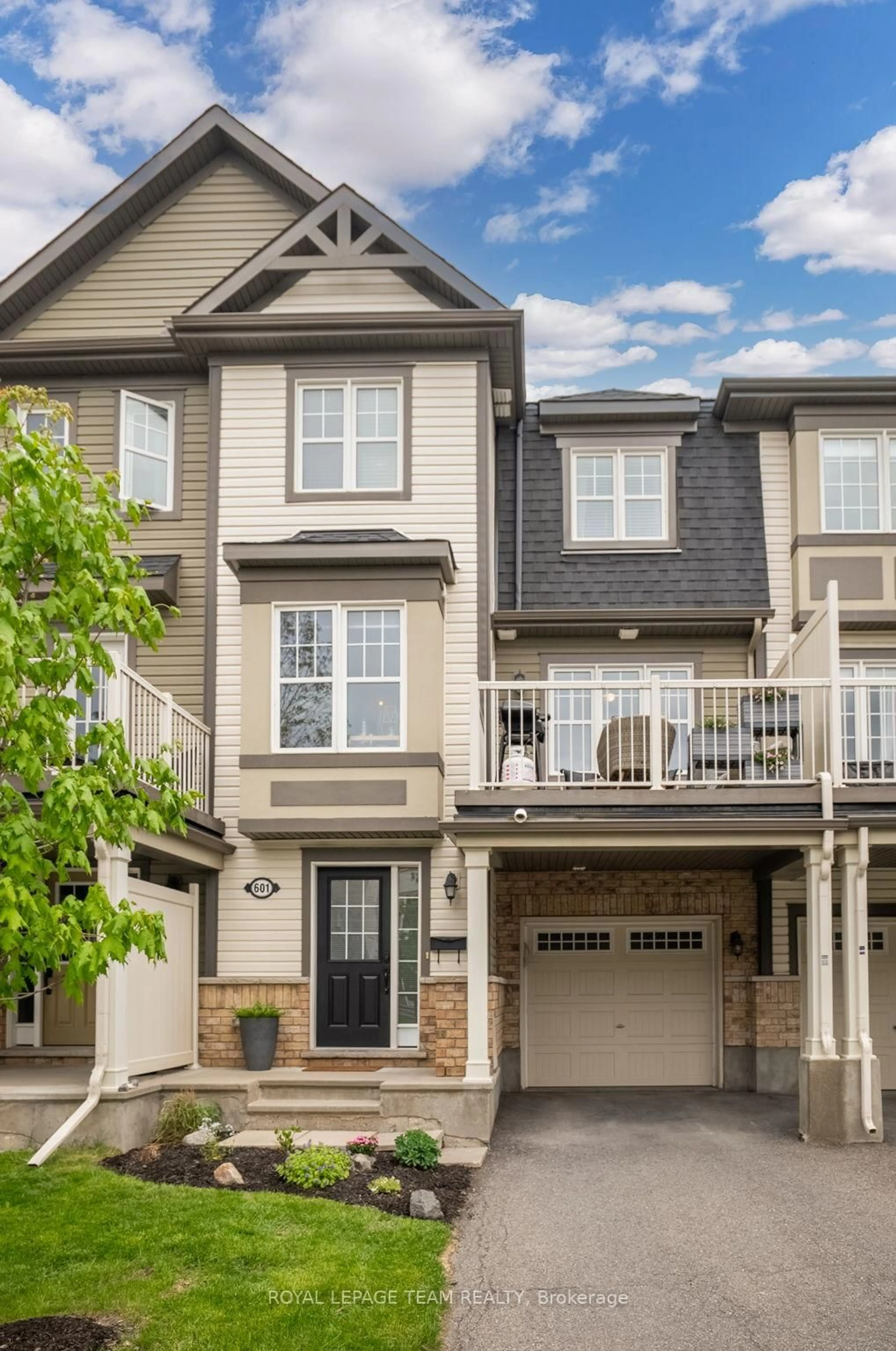 Home with vinyl exterior material, street for 601 Meadowcreek Circ, Ottawa Ontario K2M 0J9