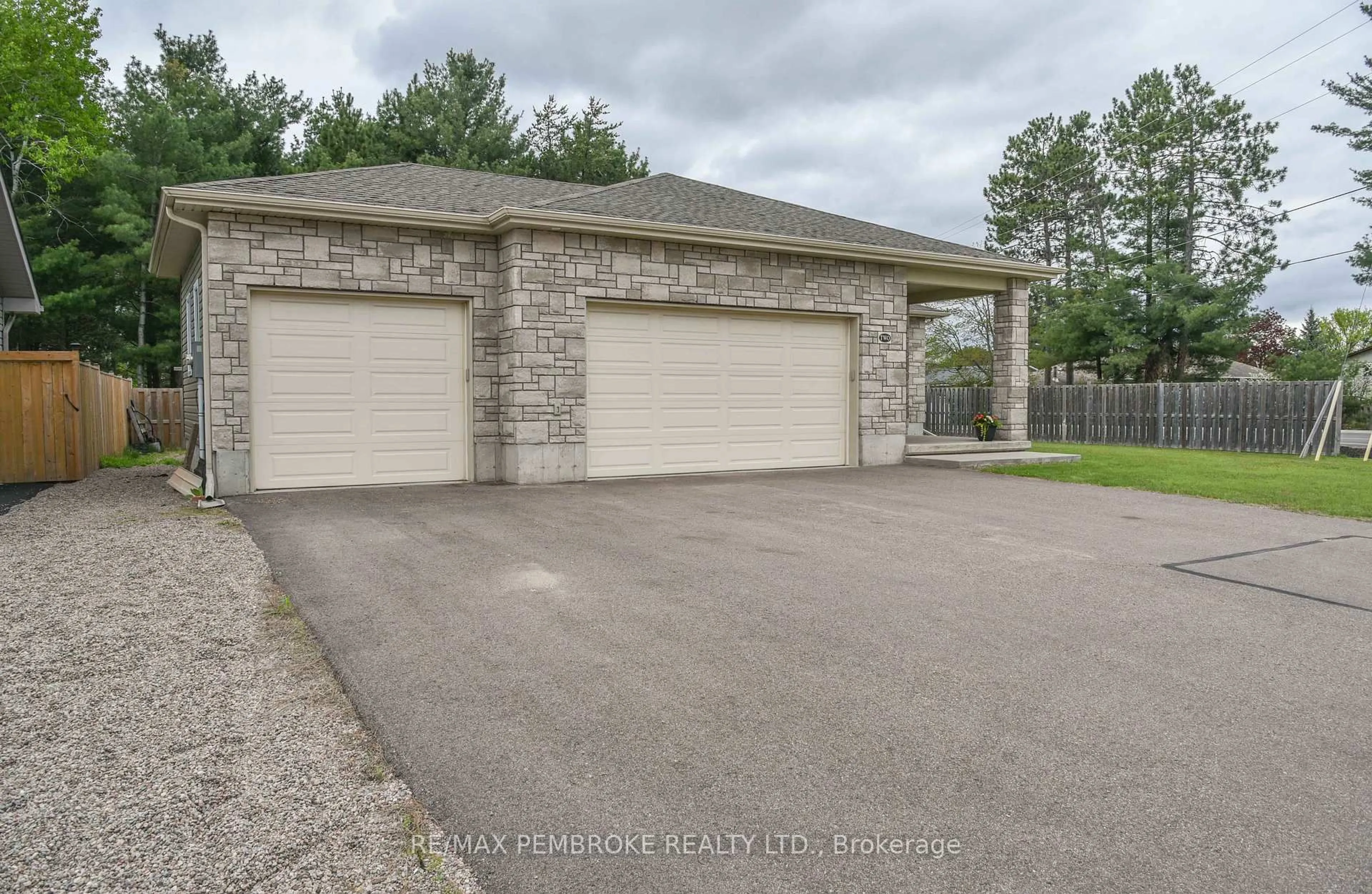 Indoor garage for 2 Marquis Dr, Petawawa Ontario K8H 0E5