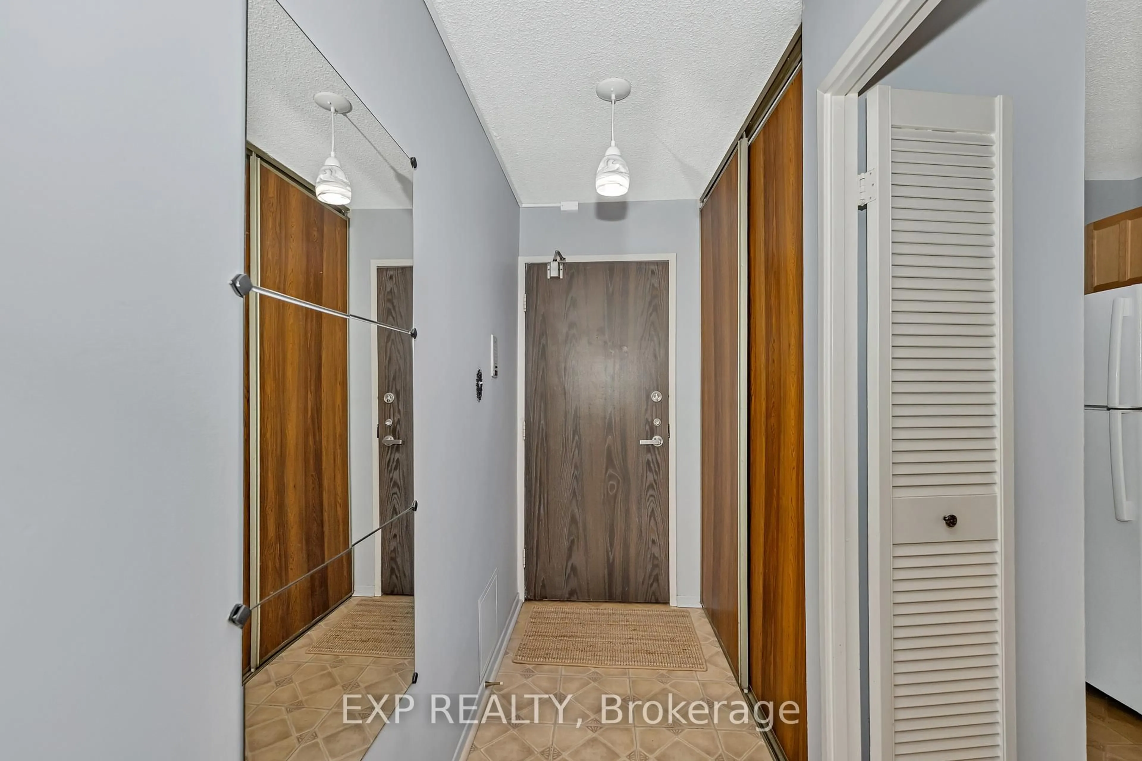 Indoor entryway for 1785 Frobisher Lane #506, Ottawa Ontario K1G 3T7