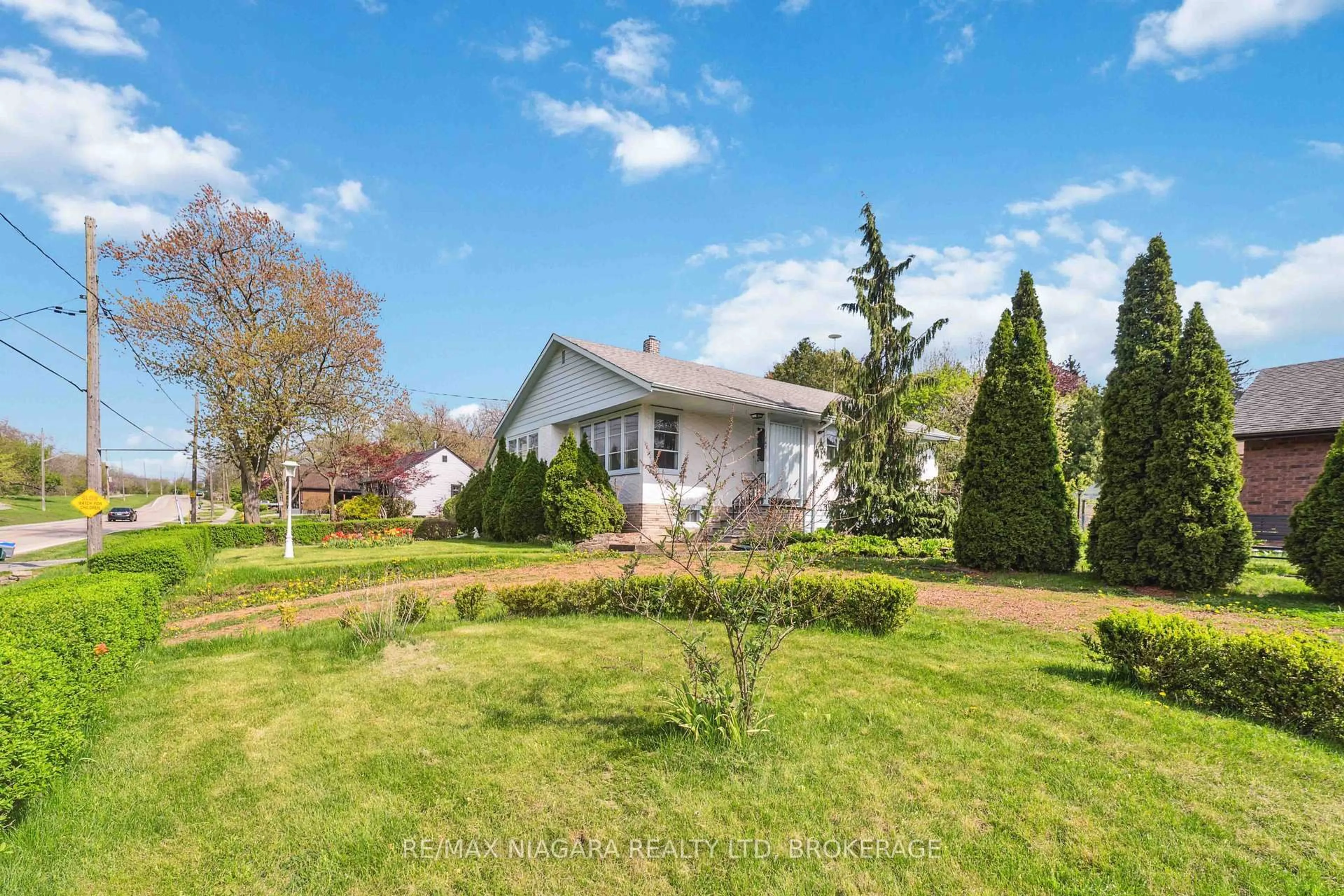 A pic from outside/outdoor area/front of a property/back of a property/a pic from drone, unknown for 163 & 165 Bradley St, St. Catharines Ontario L2T 1R9