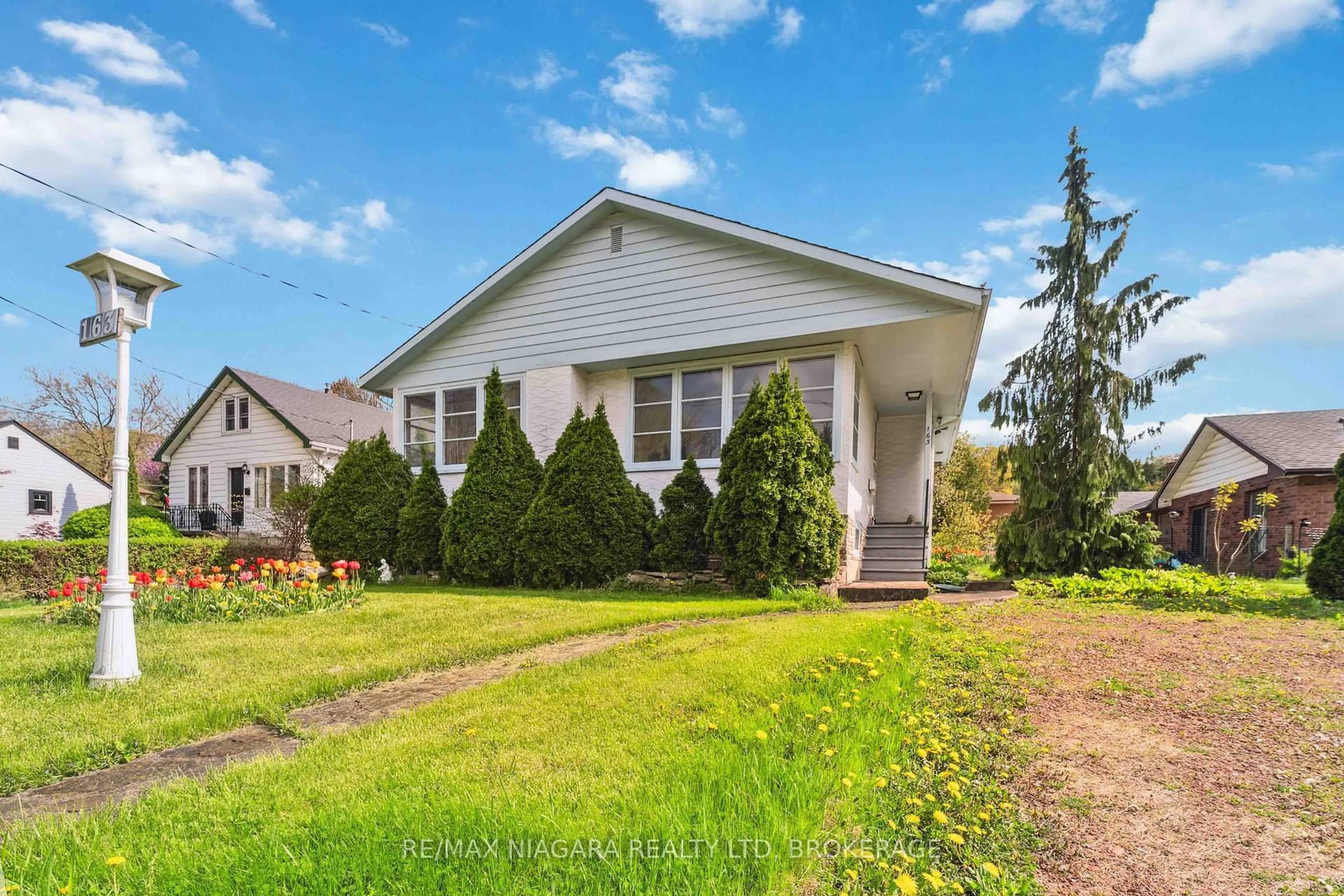 Home with vinyl exterior material, street for 163 & 165 Bradley St, St. Catharines Ontario L2T 1R9