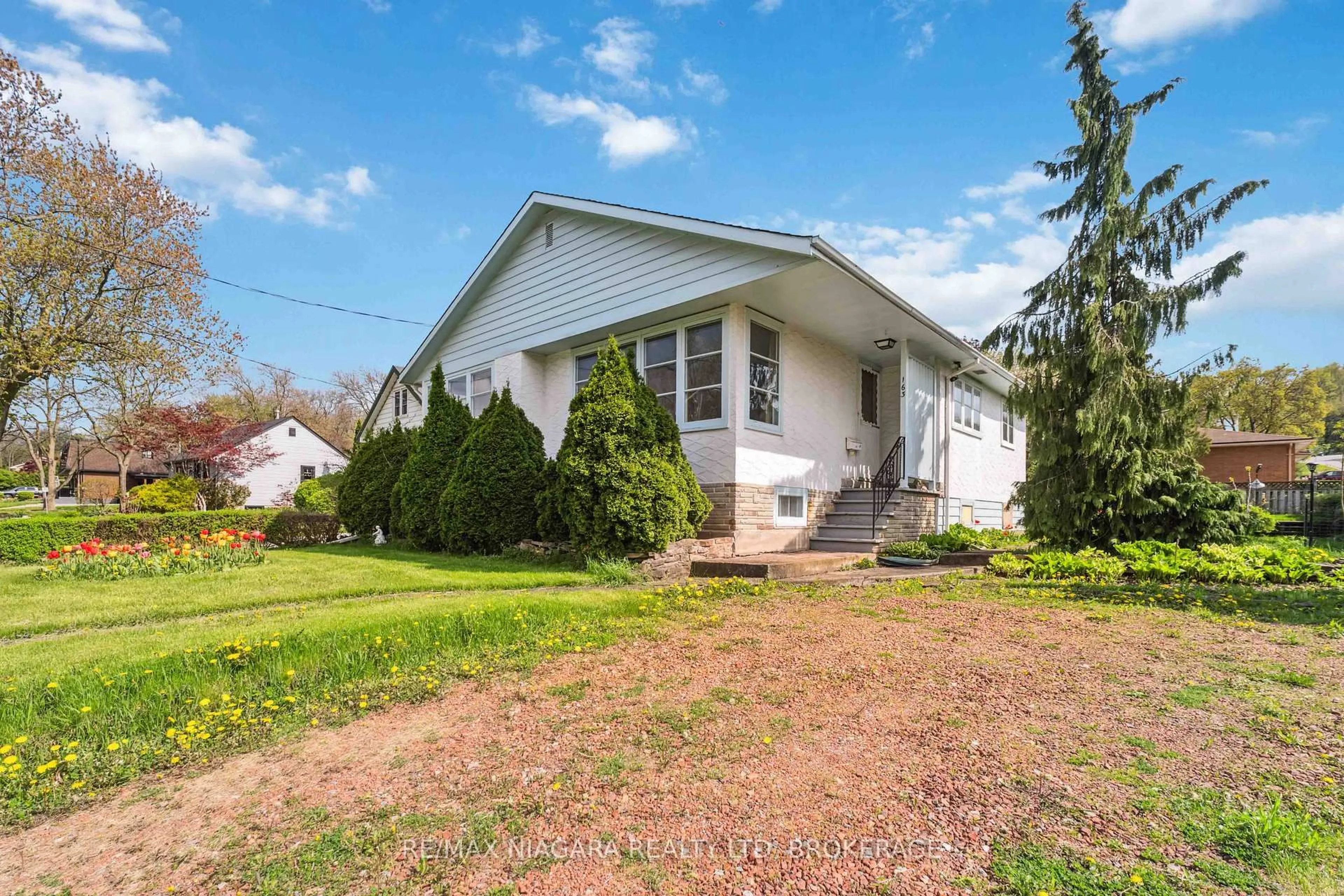 Home with vinyl exterior material, street for 163 & 165 Bradley St, St. Catharines Ontario L2T 1R9