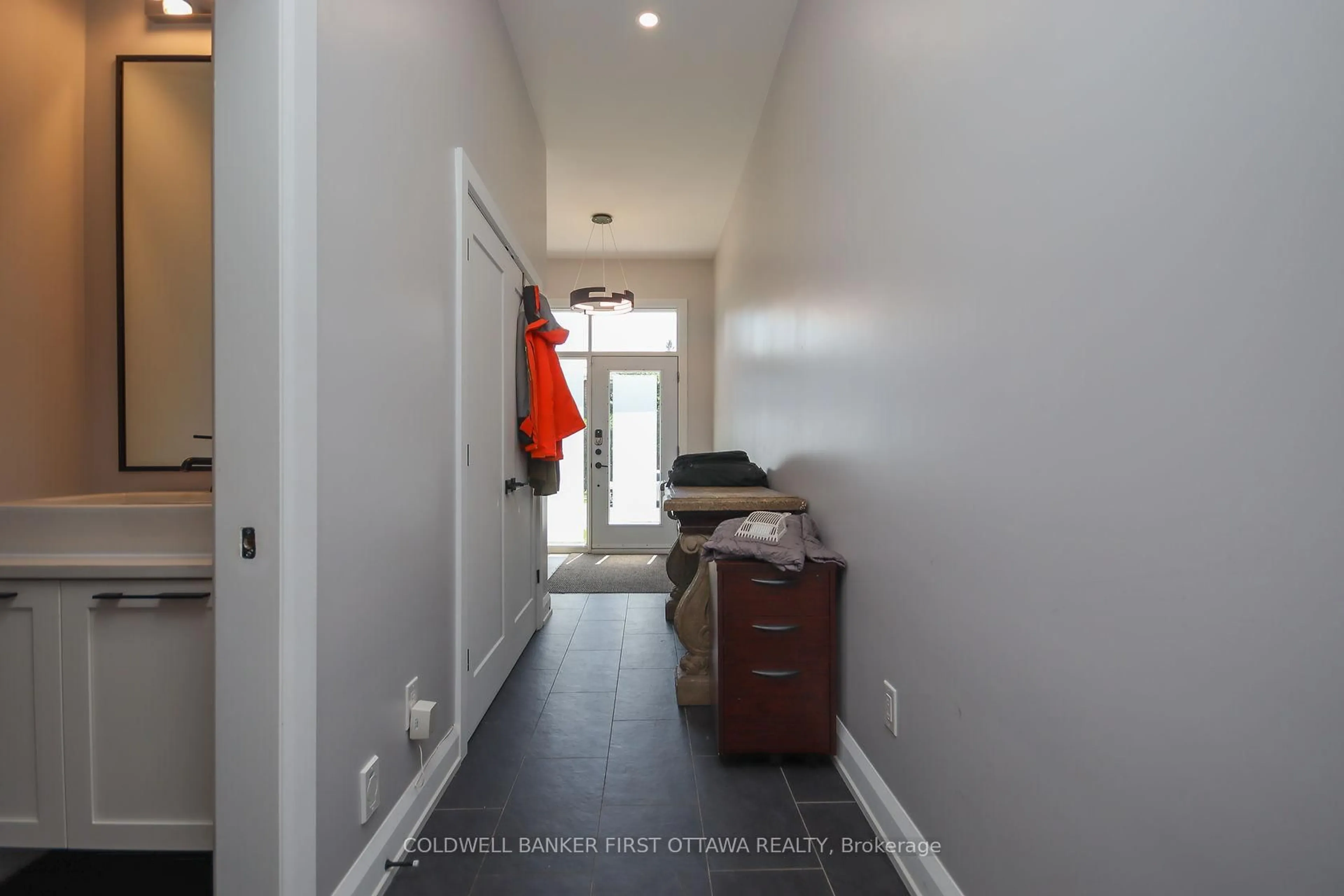 Indoor entryway for 165 WESLEY Ave, Ottawa Ontario K1Z 6Z9
