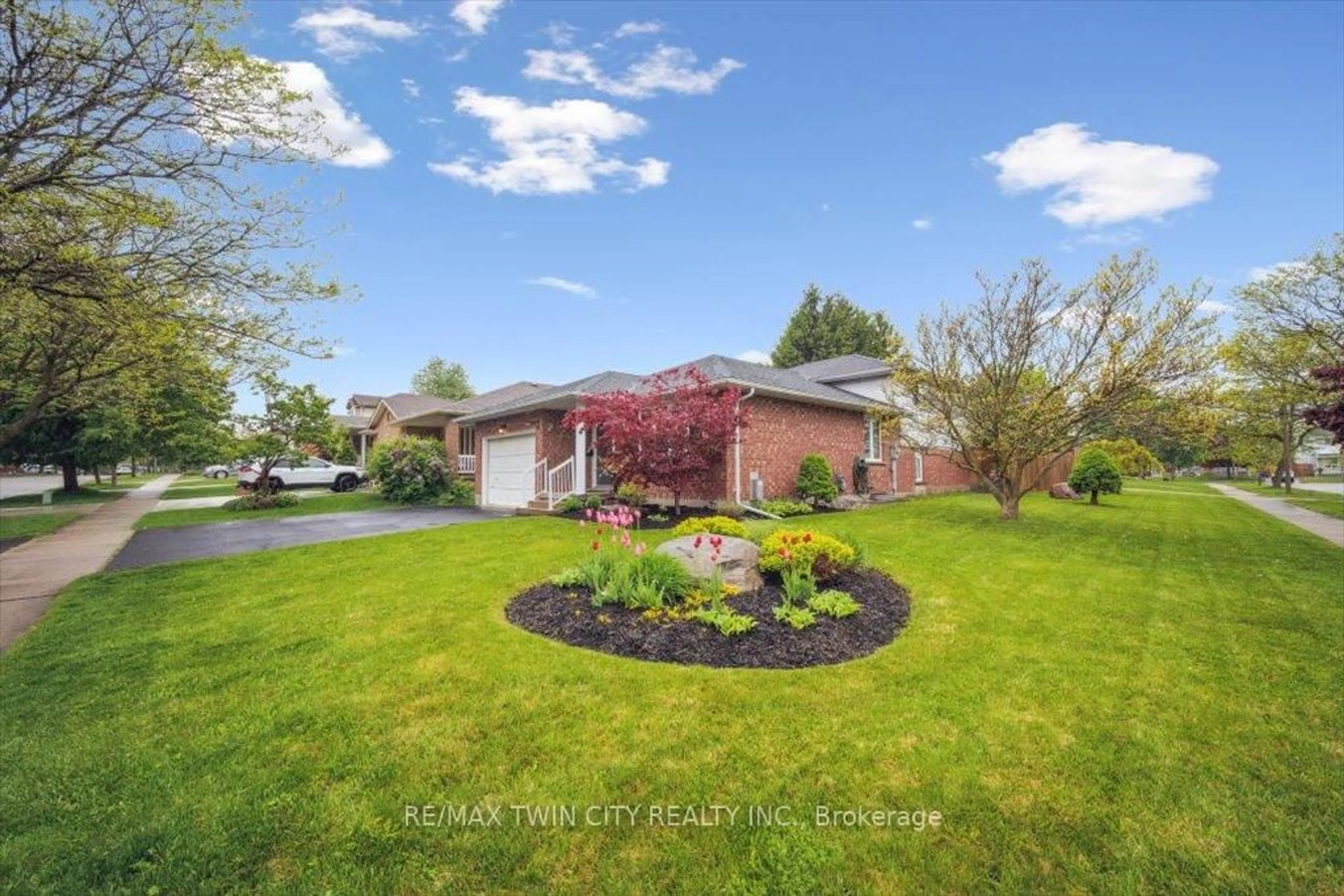A pic from outside/outdoor area/front of a property/back of a property/a pic from drone, unknown for 2 Cora Dr, Kitchener Ontario N2N 3C6