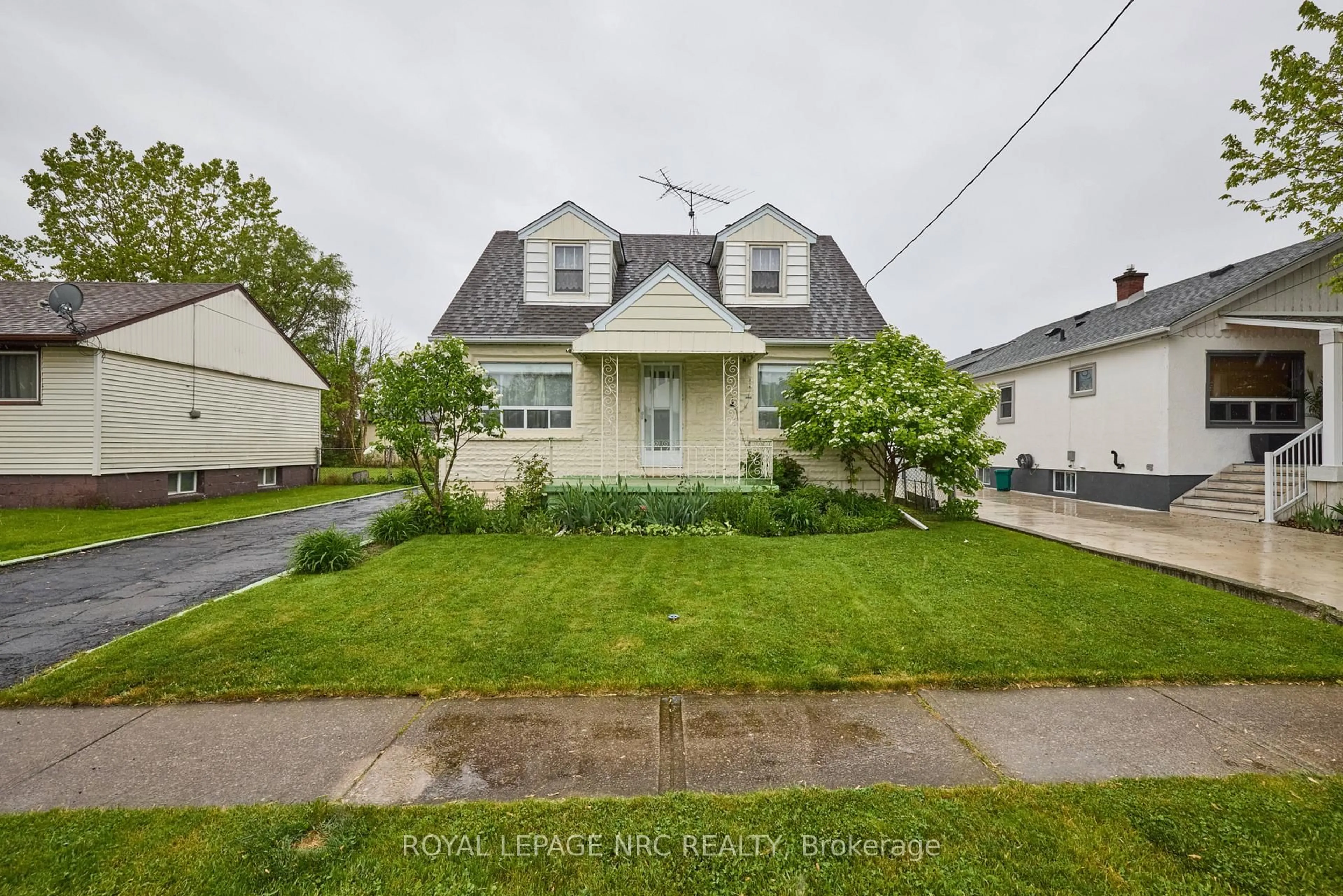 A pic from outside/outdoor area/front of a property/back of a property/a pic from drone, street for 506 Harriet St, Welland Ontario L3B 2J1