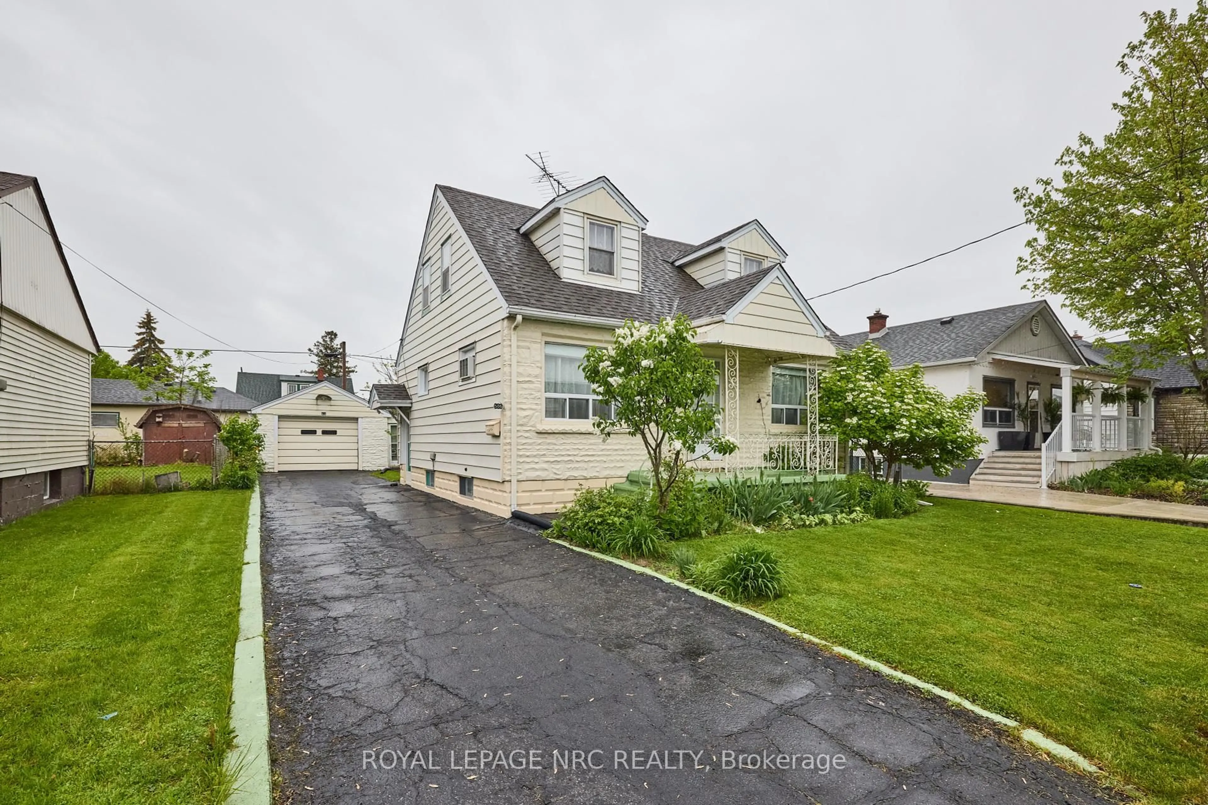 Home with vinyl exterior material, street for 506 Harriet St, Welland Ontario L3B 2J1