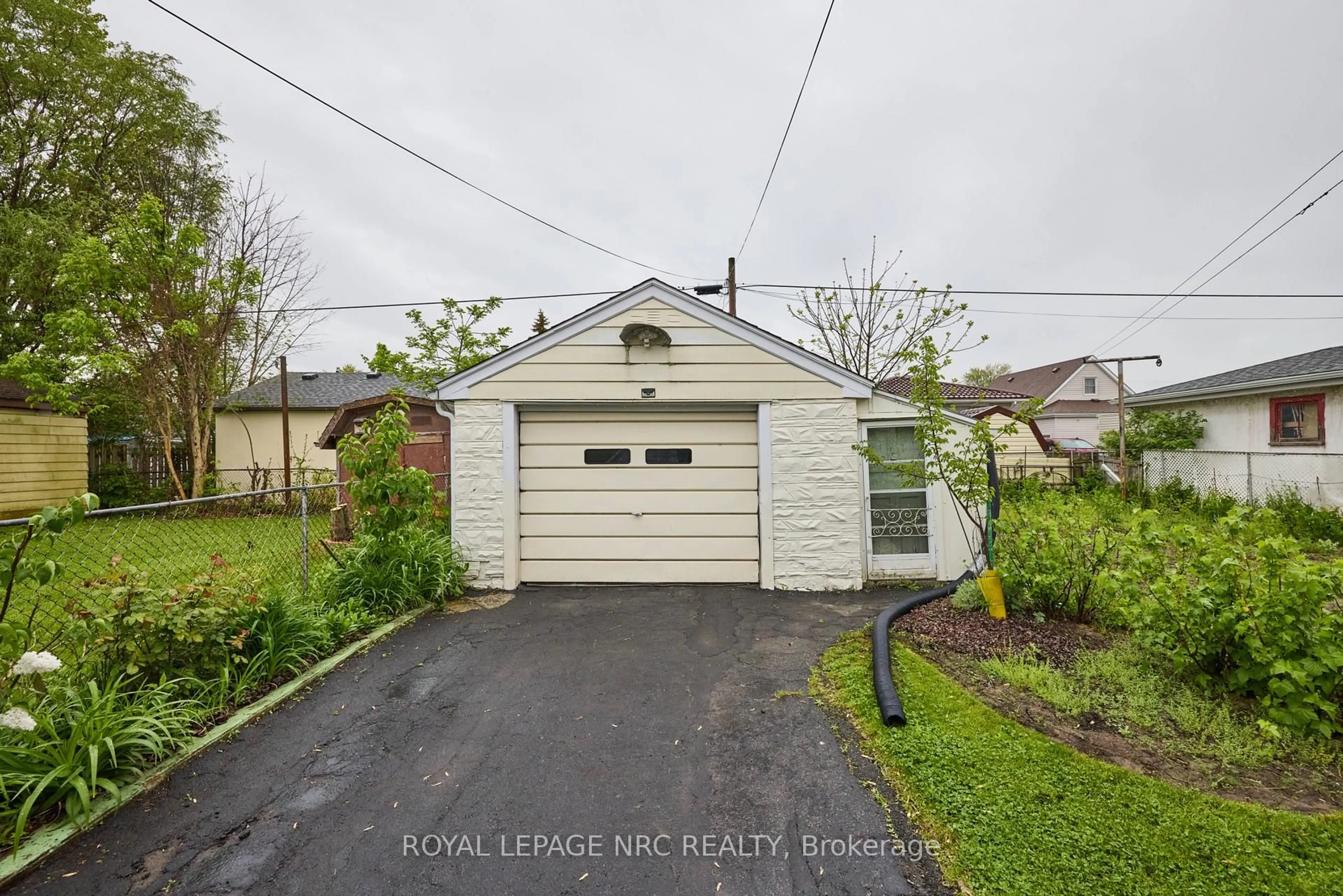 Shed for 506 Harriet St, Welland Ontario L3B 2J1