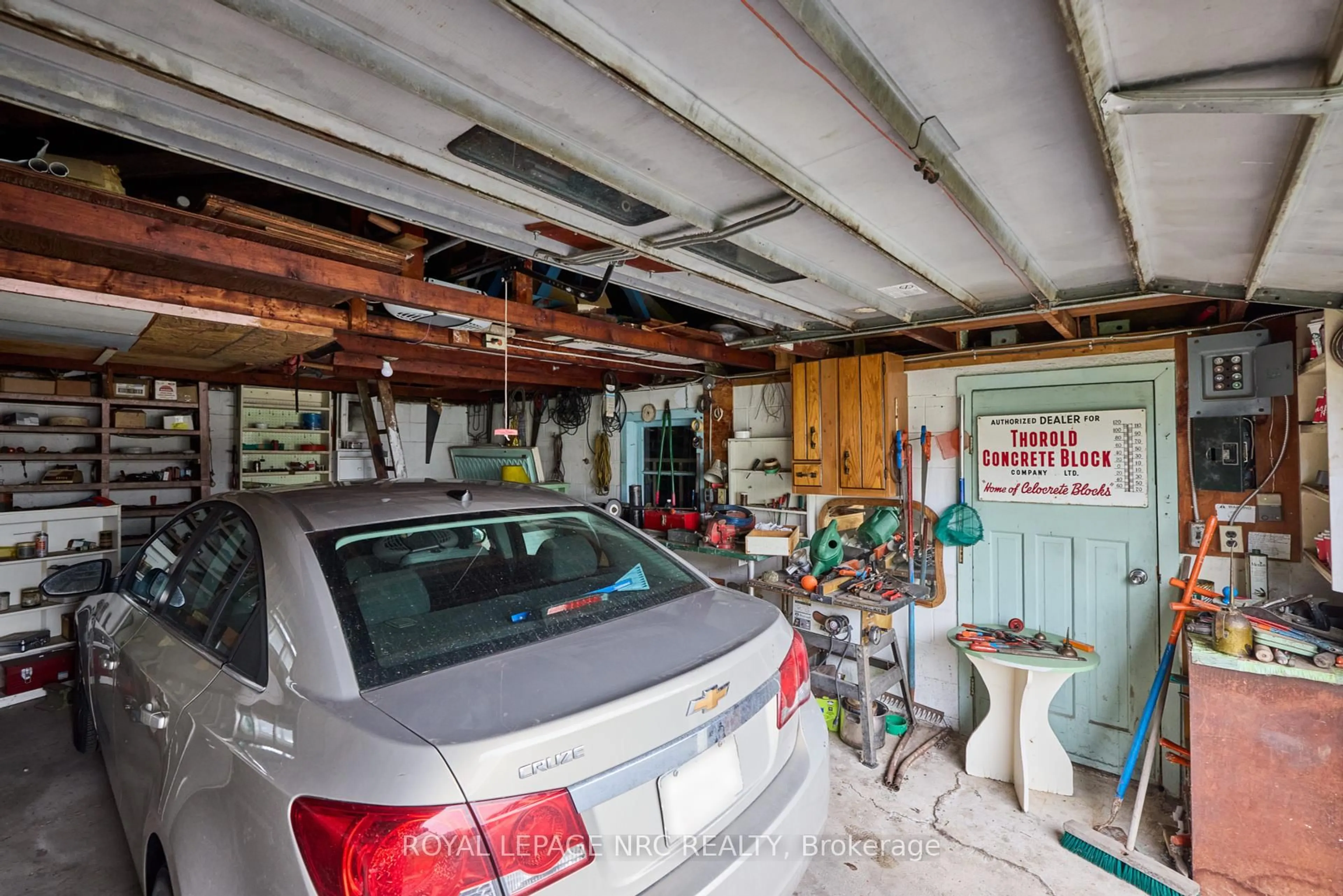 Indoor garage for 506 Harriet St, Welland Ontario L3B 2J1