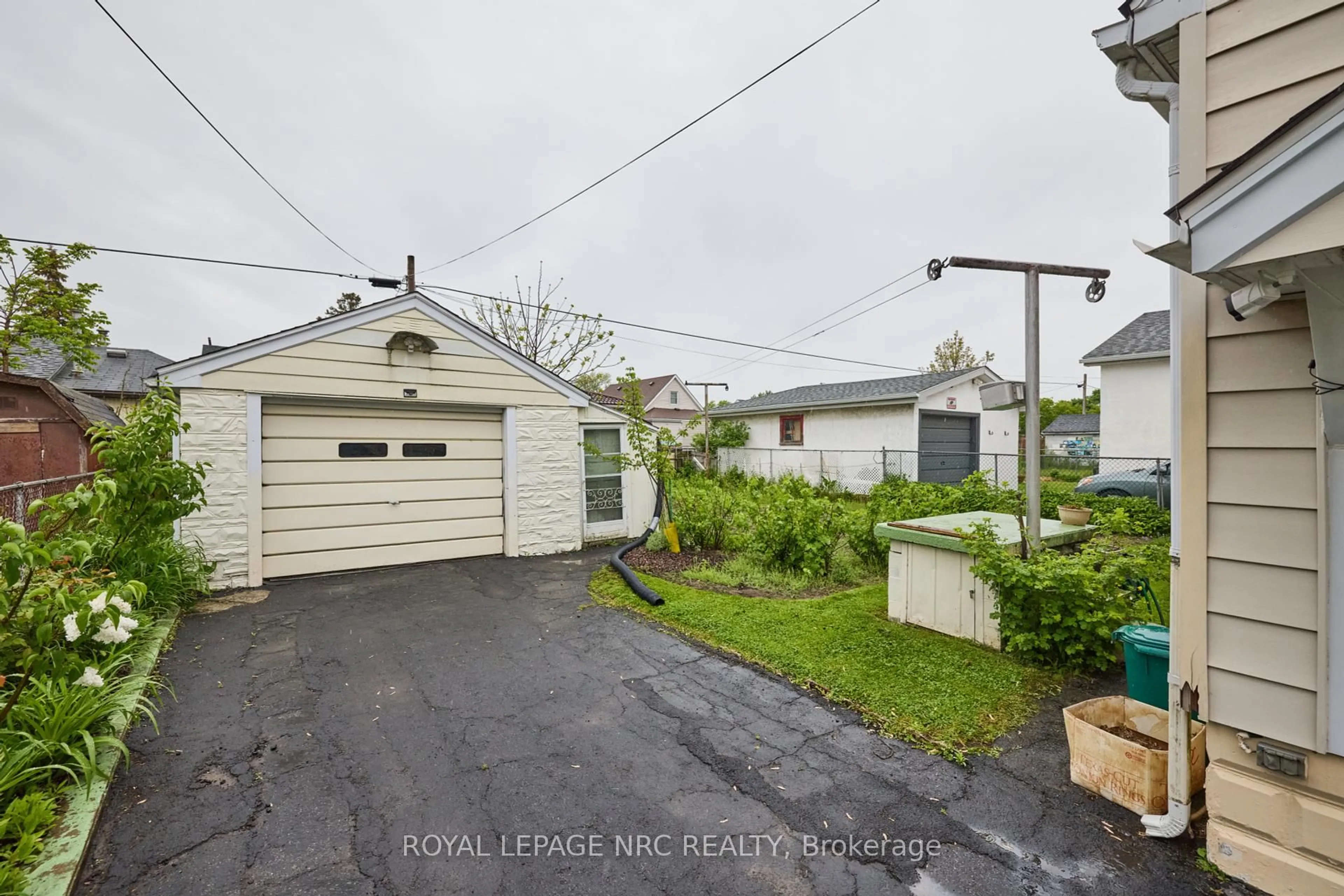 A pic from outside/outdoor area/front of a property/back of a property/a pic from drone, street for 506 Harriet St, Welland Ontario L3B 2J1