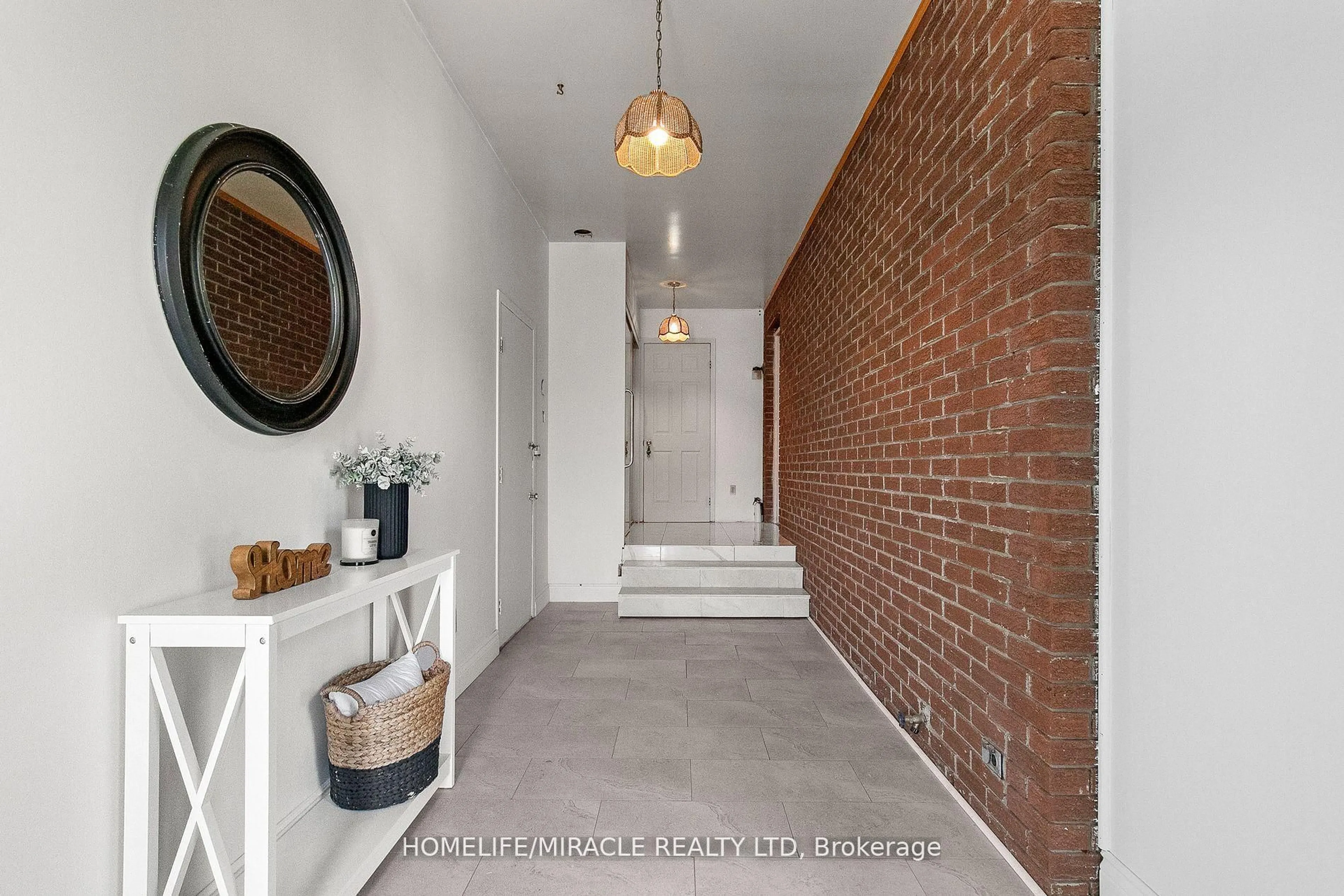 Indoor entryway for 18 Grandy Rd, Kawartha Lakes Ontario K0M 1K0