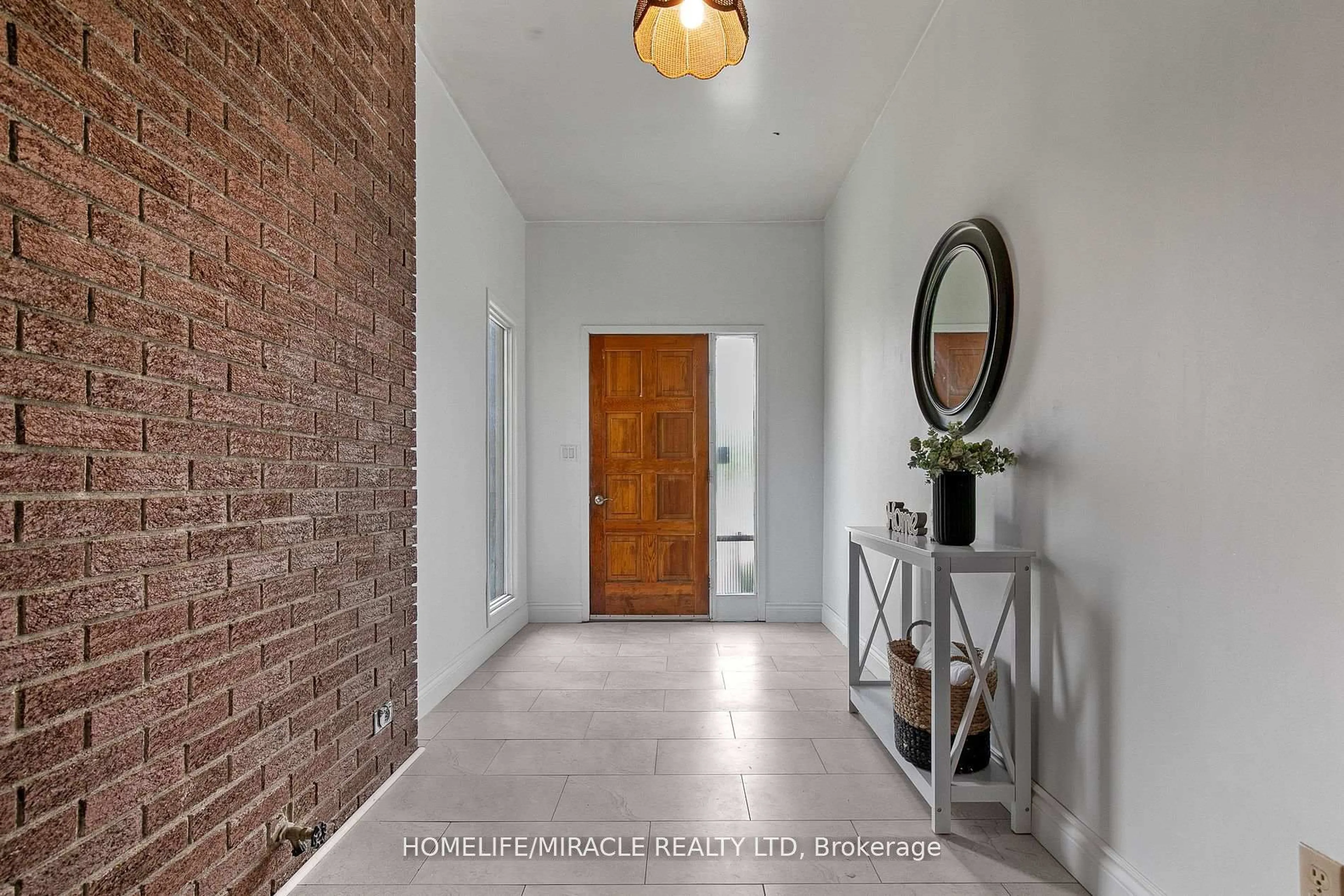 Indoor entryway for 18 Grandy Rd, Kawartha Lakes Ontario K0M 1K0