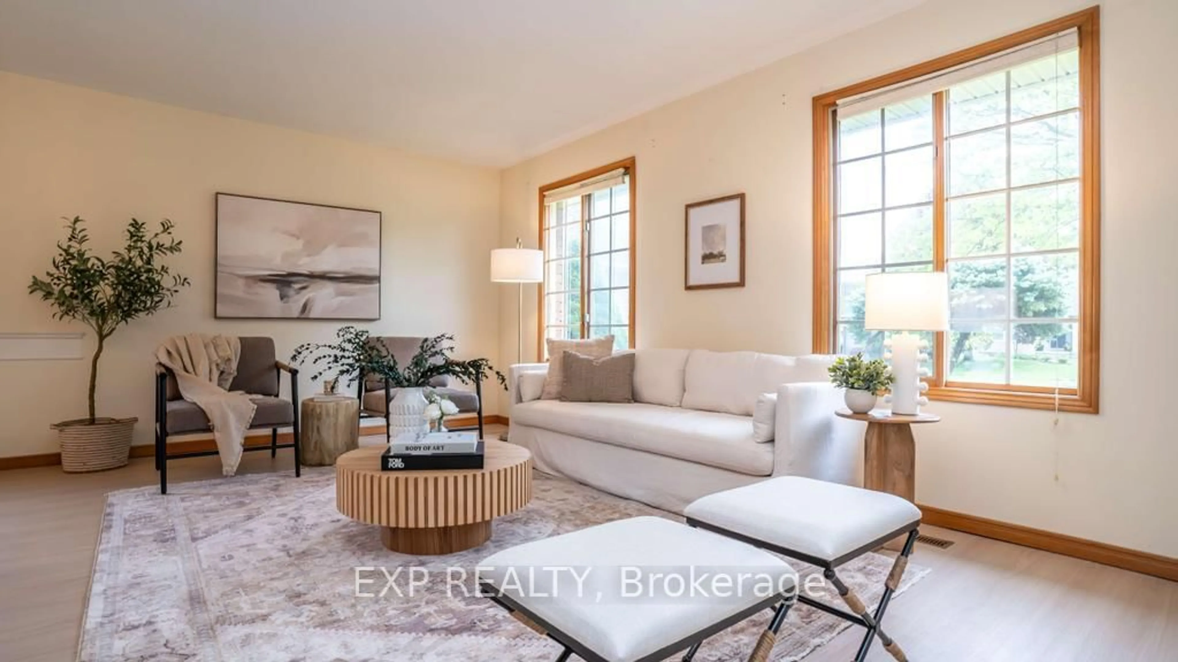 Living room with furniture, unknown for 90 Sunnyside Dr, London North Ontario N5X 3N3