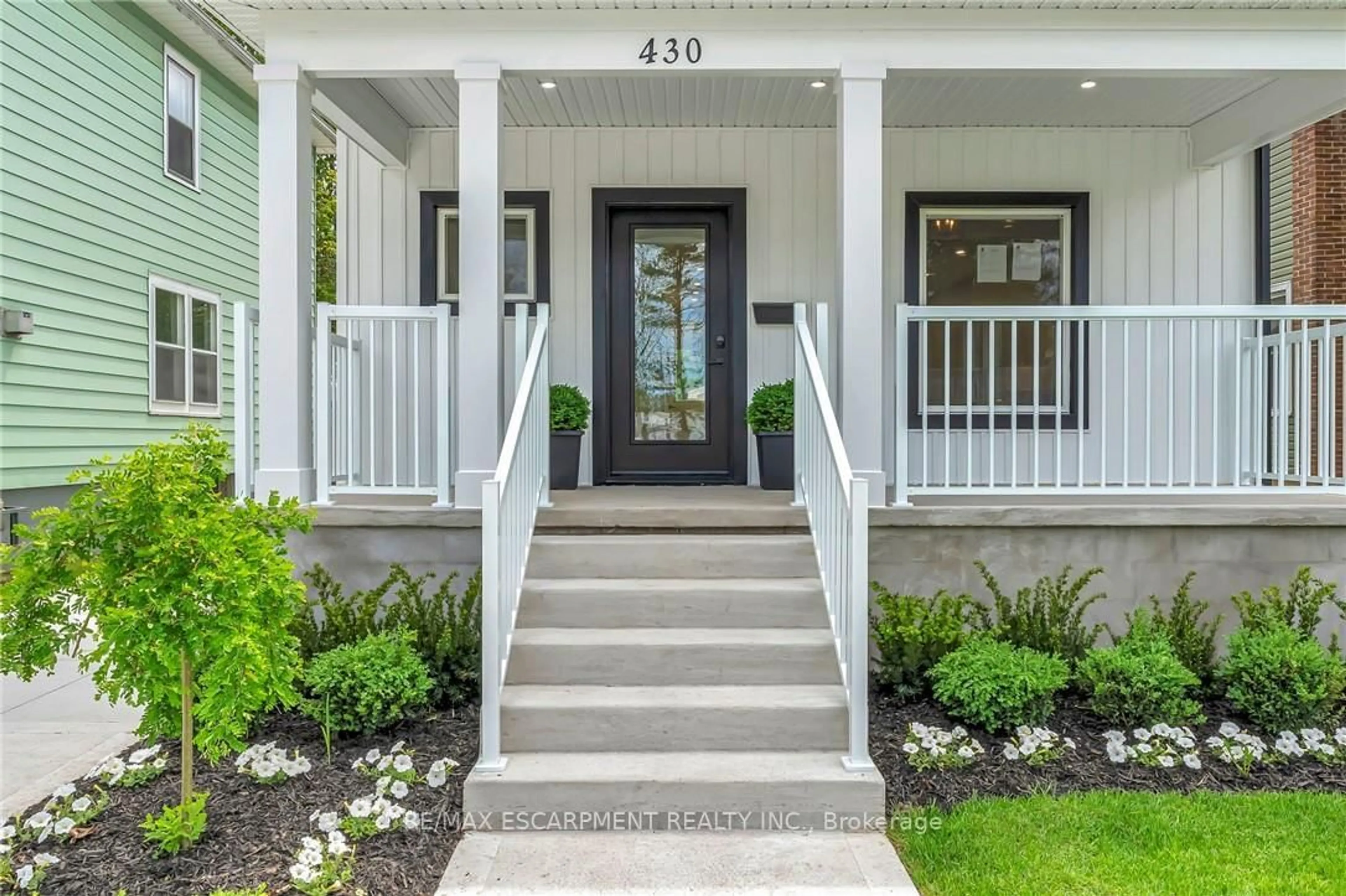 Indoor entryway for 430 ALDER St, Haldimand Ontario N1A 1E5