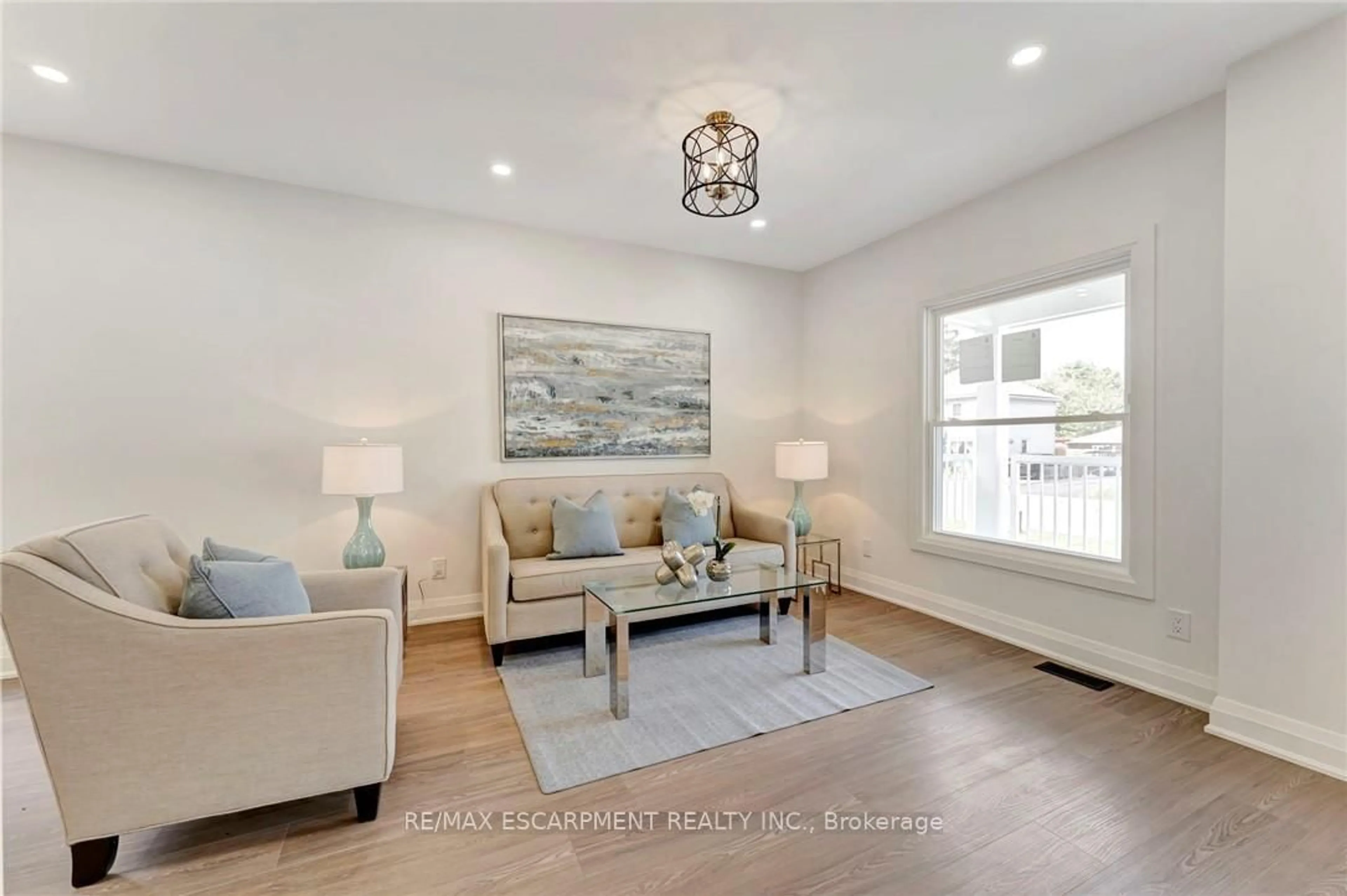 Living room with furniture, wood/laminate floor for 430 ALDER St, Haldimand Ontario N1A 1E5