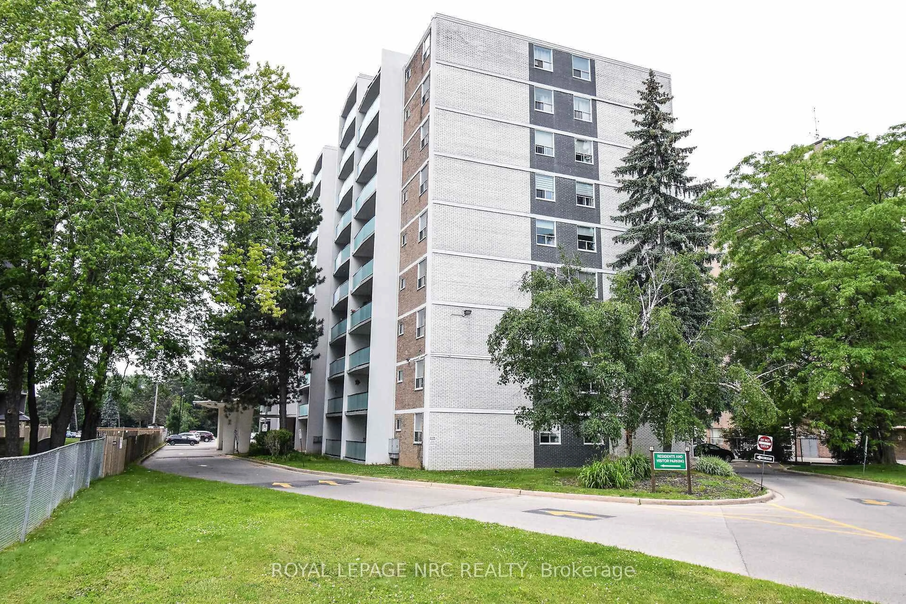 A pic from outside/outdoor area/front of a property/back of a property/a pic from drone, building for 359 Geneva St #904, St. Catharines Ontario L2N 2G5