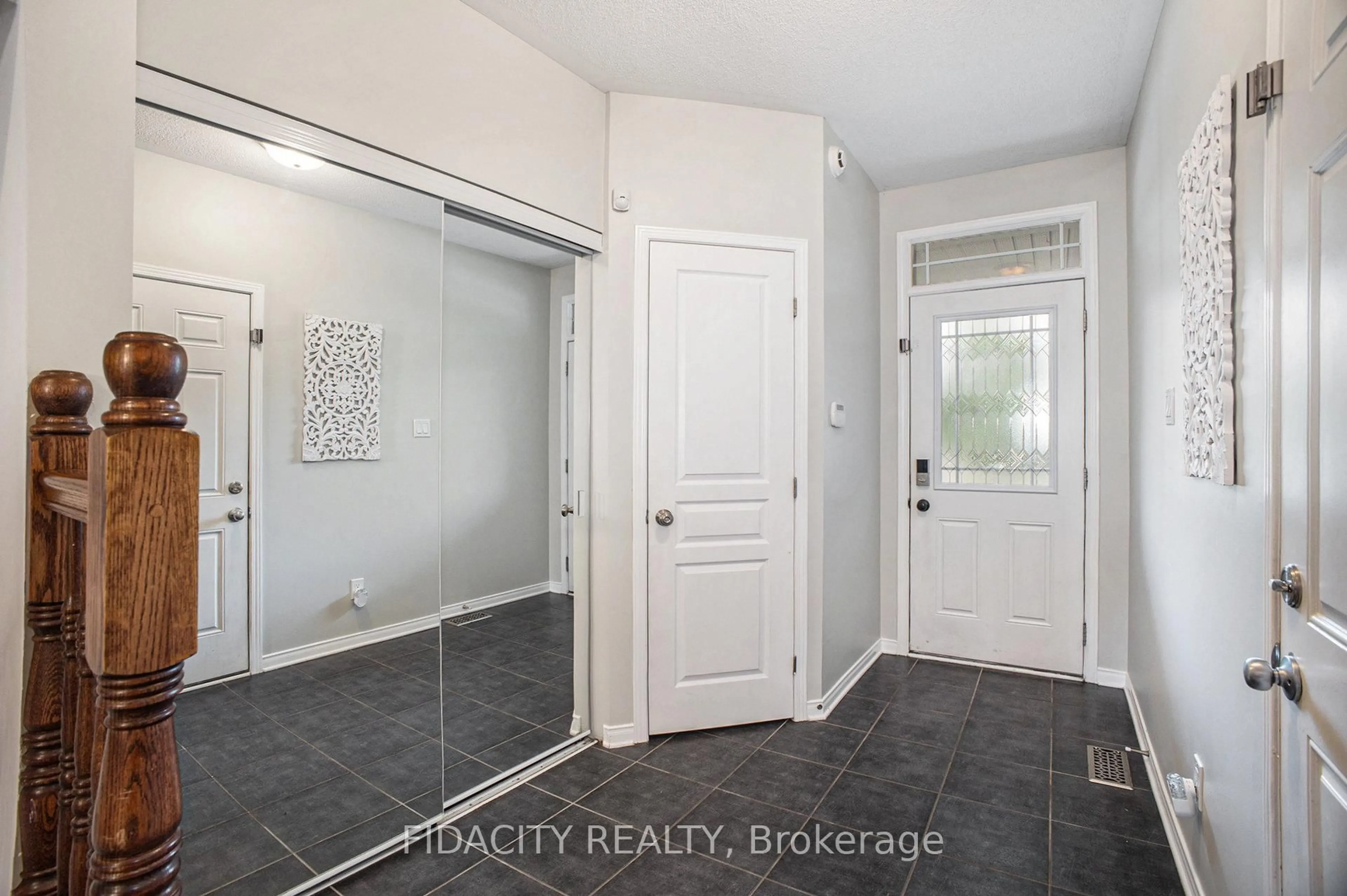 Indoor entryway for 1493 Carronbridge Circ, Ottawa Ontario K2M 0G7