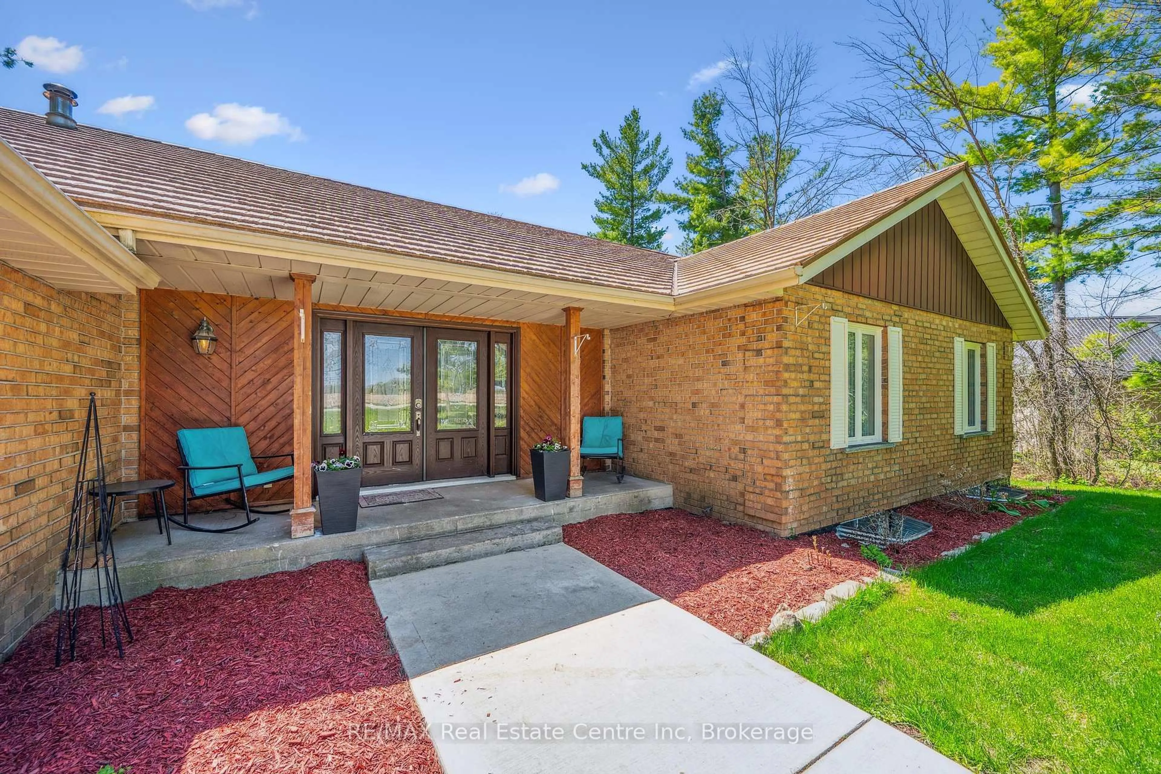 Home with brick exterior material, unknown for 6112 Fourth Line, Centre Wellington Ontario N0B 1B0