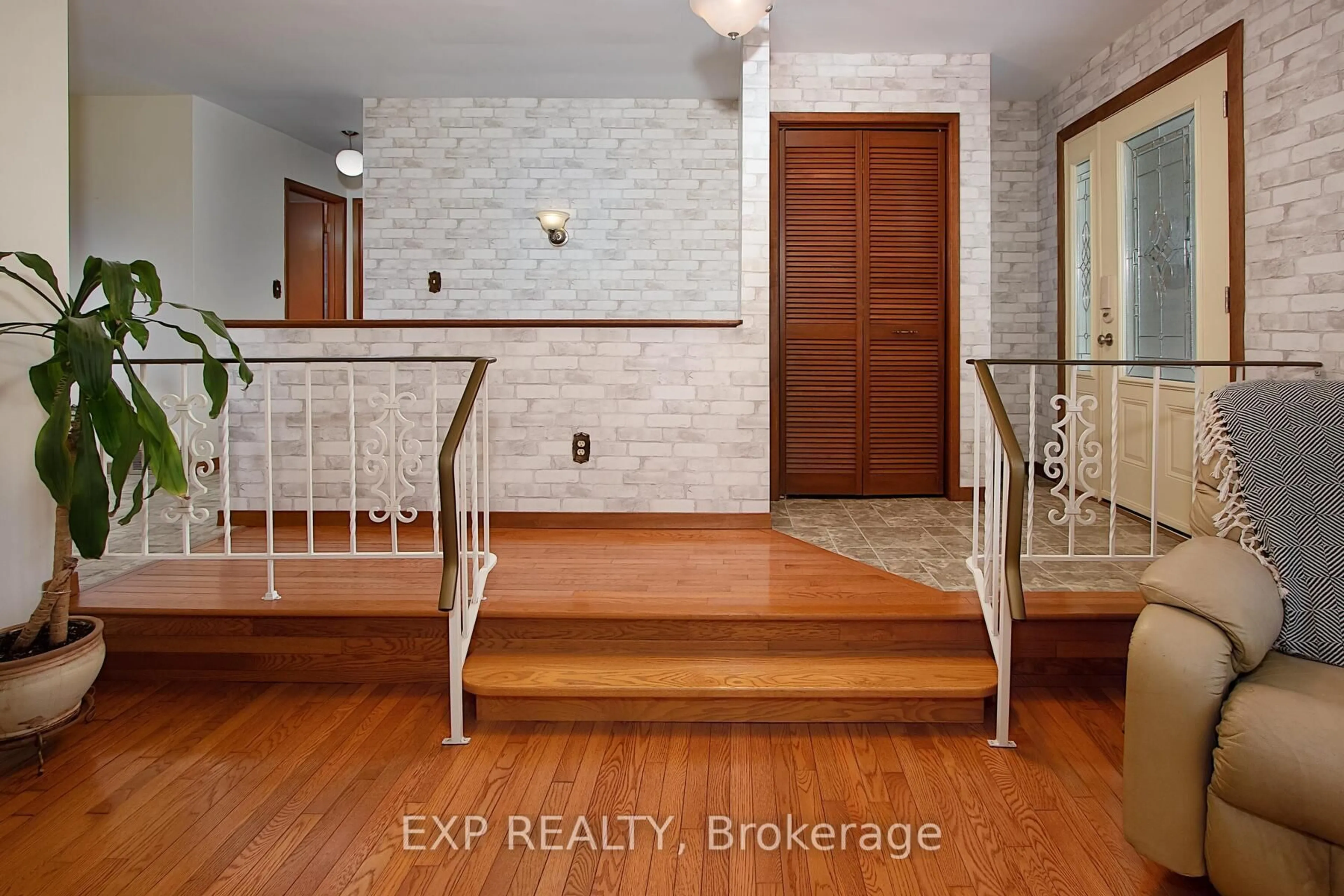 Indoor entryway for 1265 Gladstone Dr, Thames Centre Ontario N0L 1V0