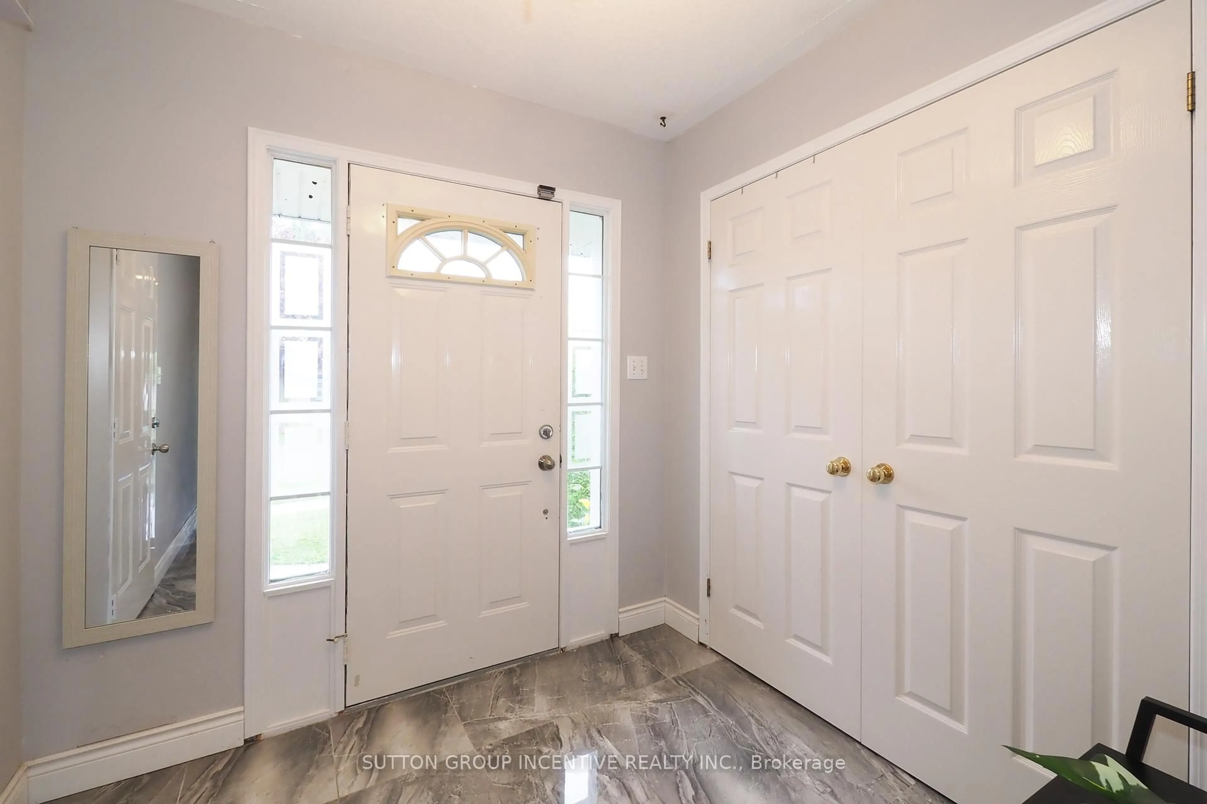 Indoor entryway for 251 Grey Fox Dr, Kitchener Ontario N2E 3N7