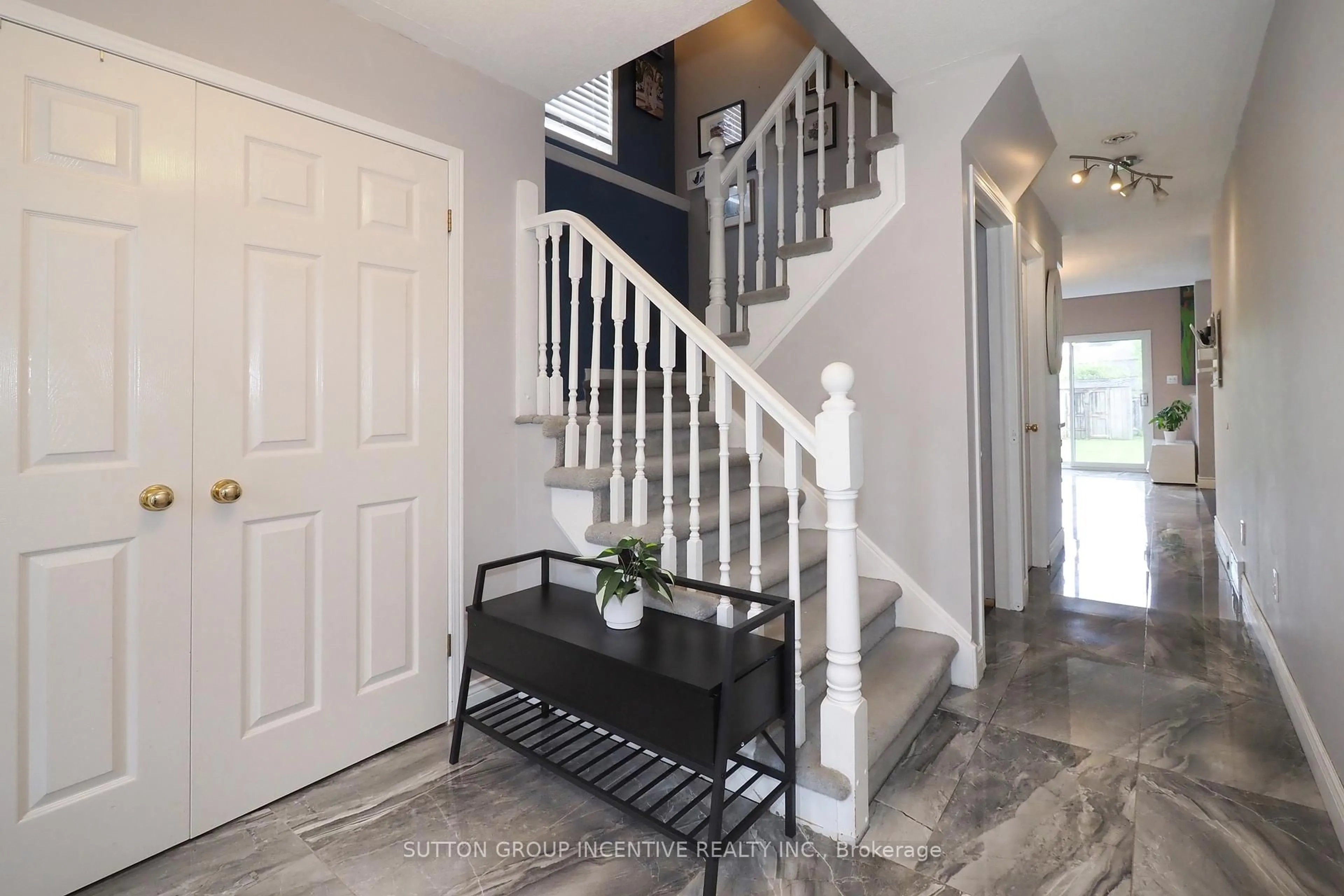 Indoor entryway for 251 Grey Fox Dr, Kitchener Ontario N2E 3N7