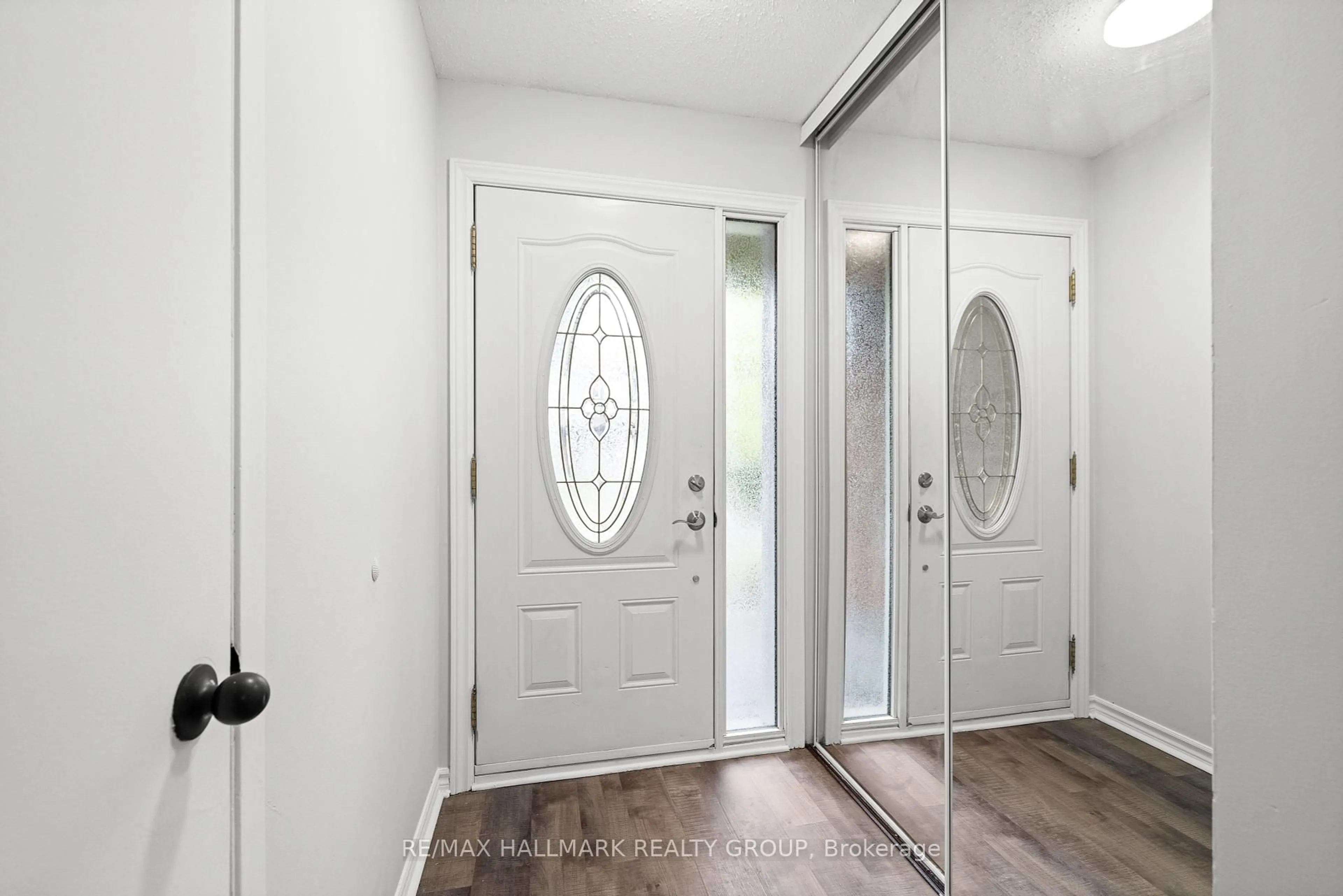 Indoor entryway for 1083 Millwood Crt, Orleans Ontario K1C 3E9